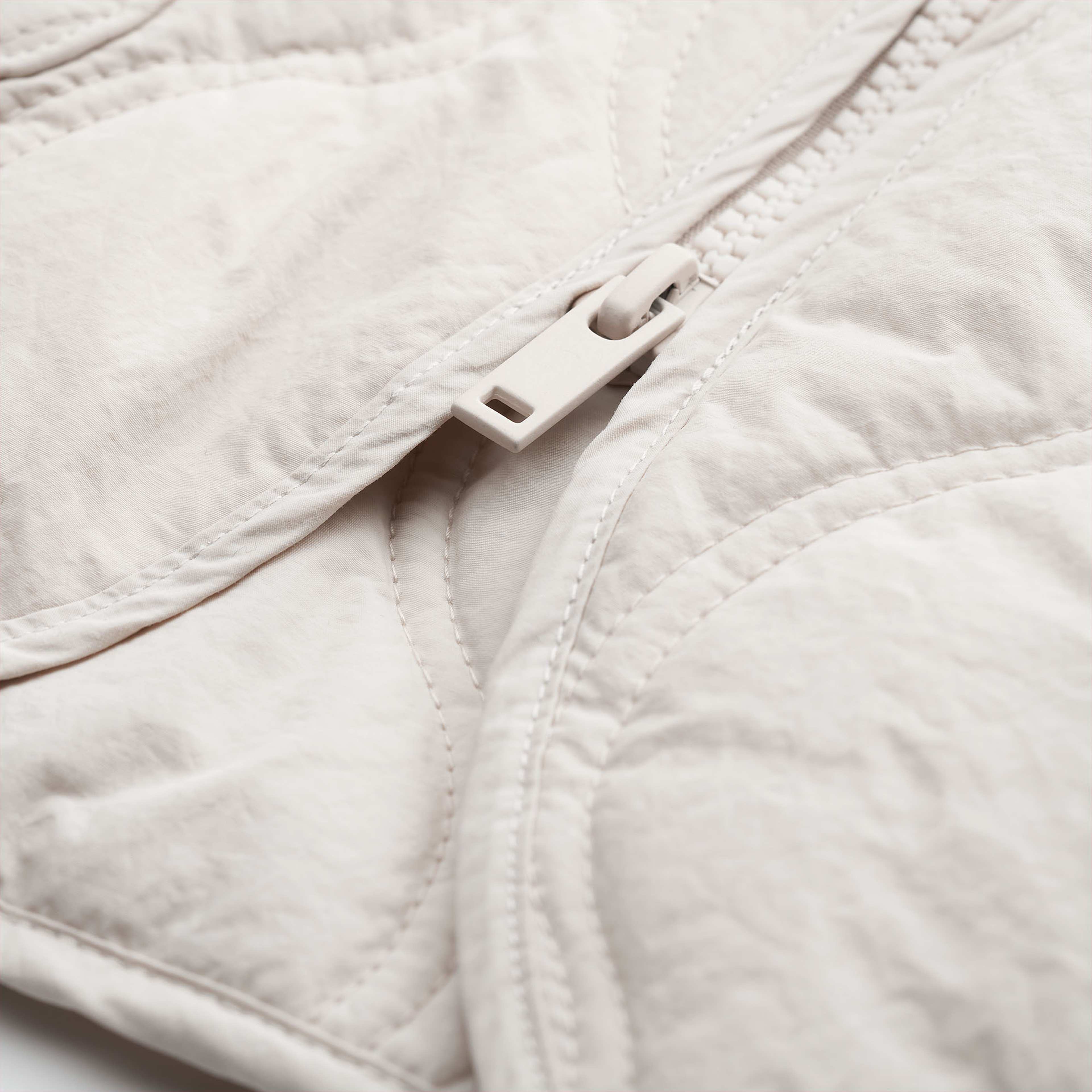 Quiltad jacka RAY, från Carin Wester, i färgen Moonbeam. Klicka för att öppna bilden i stort format