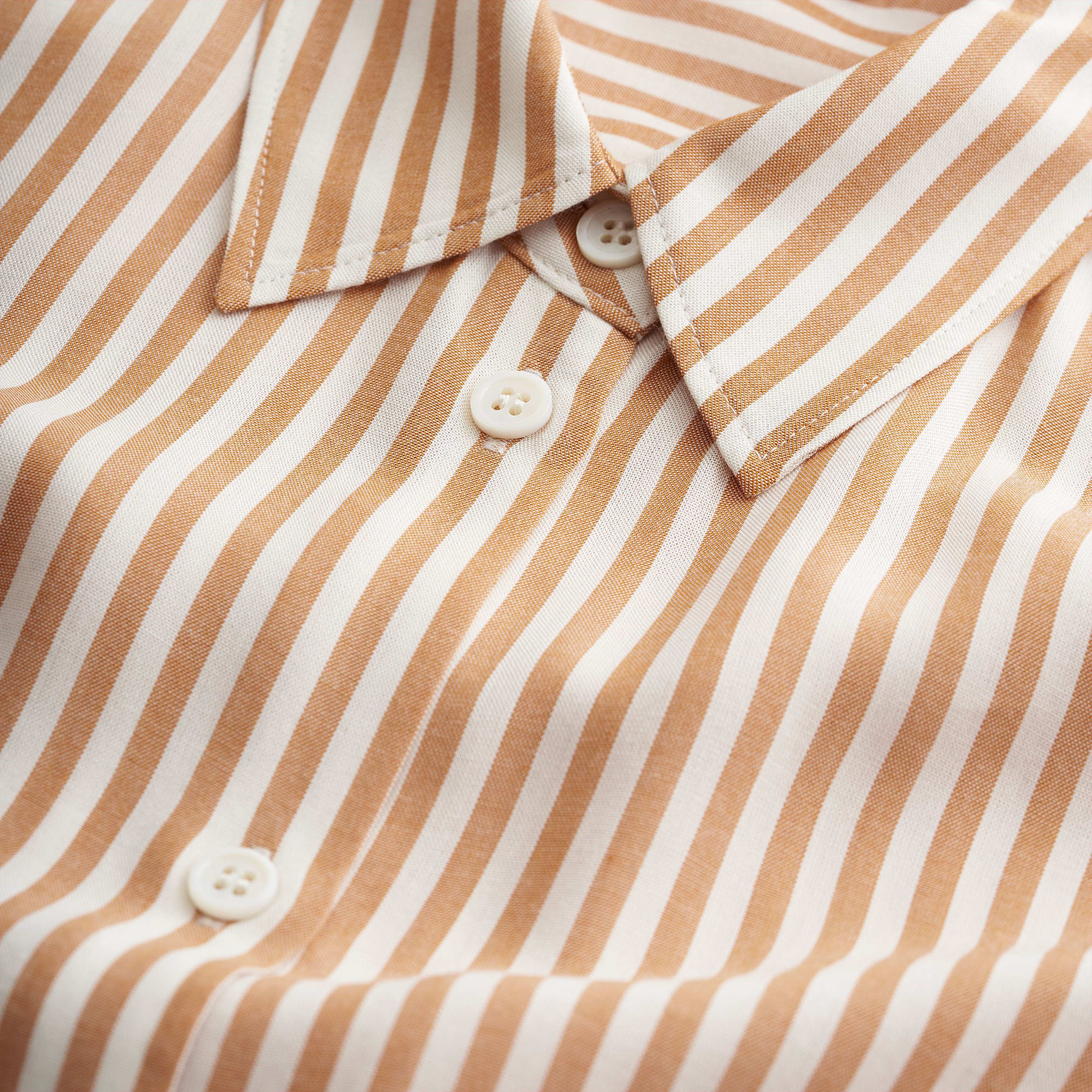 Vid skjortblus i viskos KELIS, från Carin Wester, i färgen Camel Stripe. Klicka för att öppna bilden i stort format