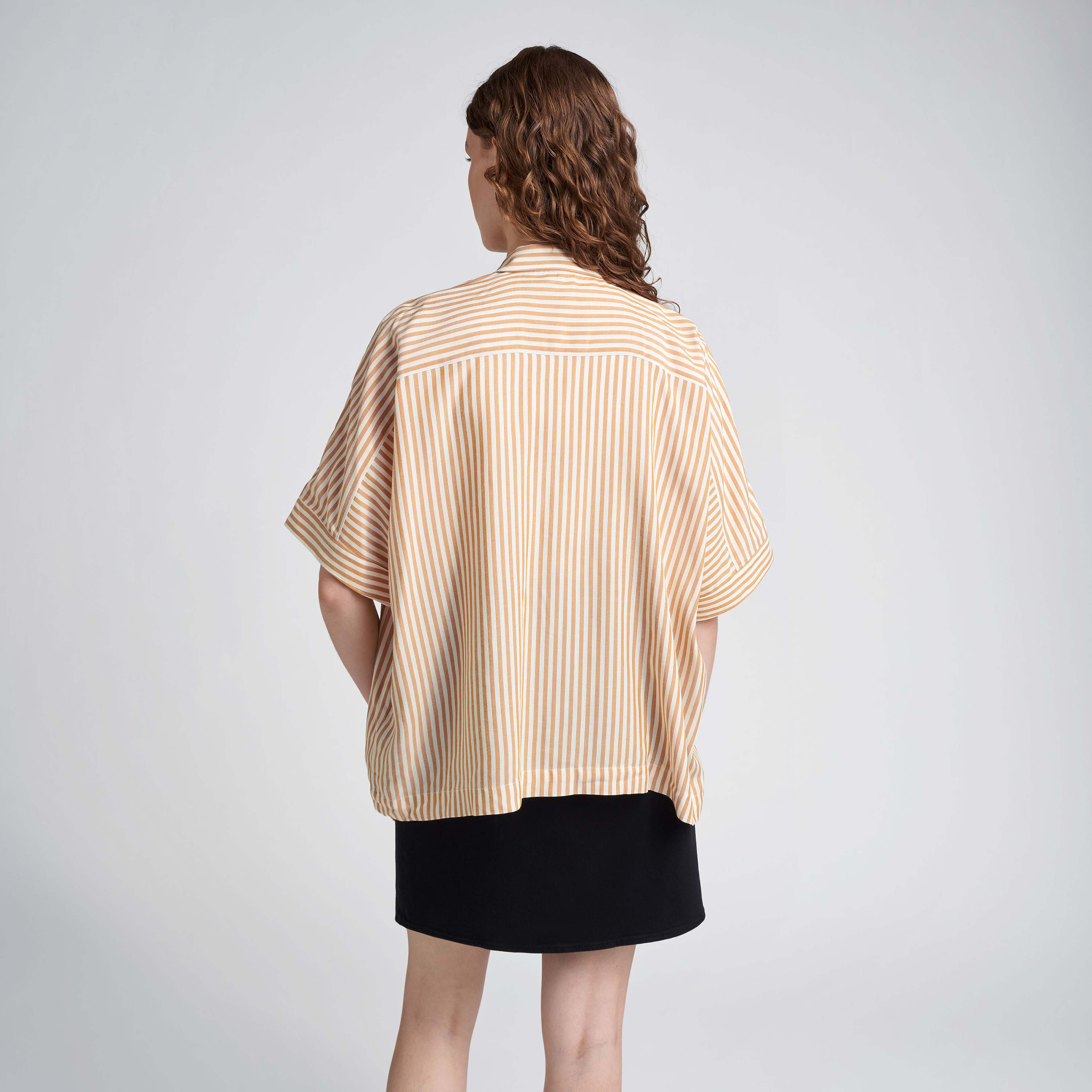 Vid skjortblus i viskos KELIS, från Carin Wester, i färgen Camel Stripe. Klicka för att öppna bilden i stort format