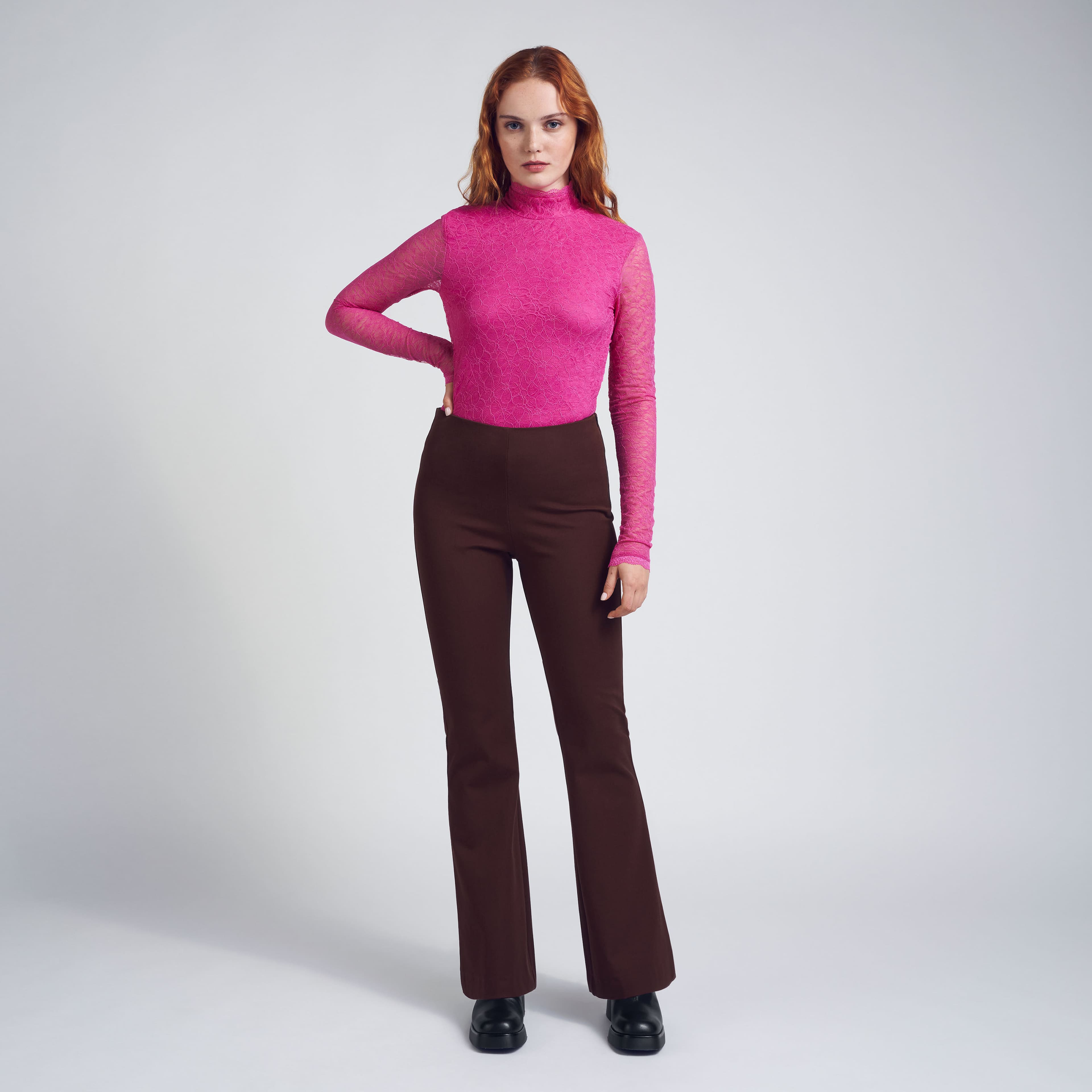 Byxa i BI-stretch TAMMY, från Carin Wester, i färgen Winered. Klicka för att öppna bilden i stort format