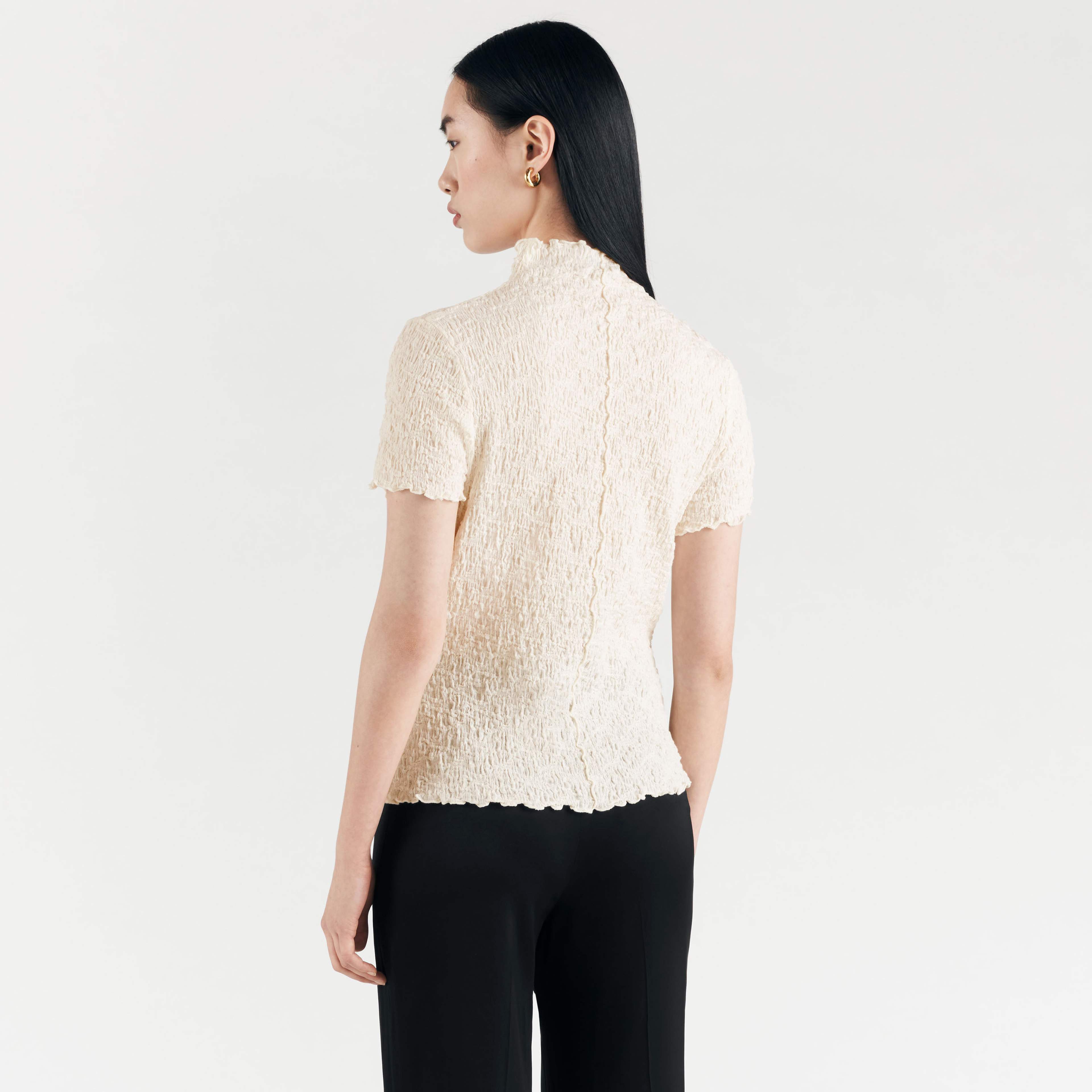 Kortärmad topp med struktur HANA, från Wera, i färgen Creme. Klicka för att öppna bilden i stort format
