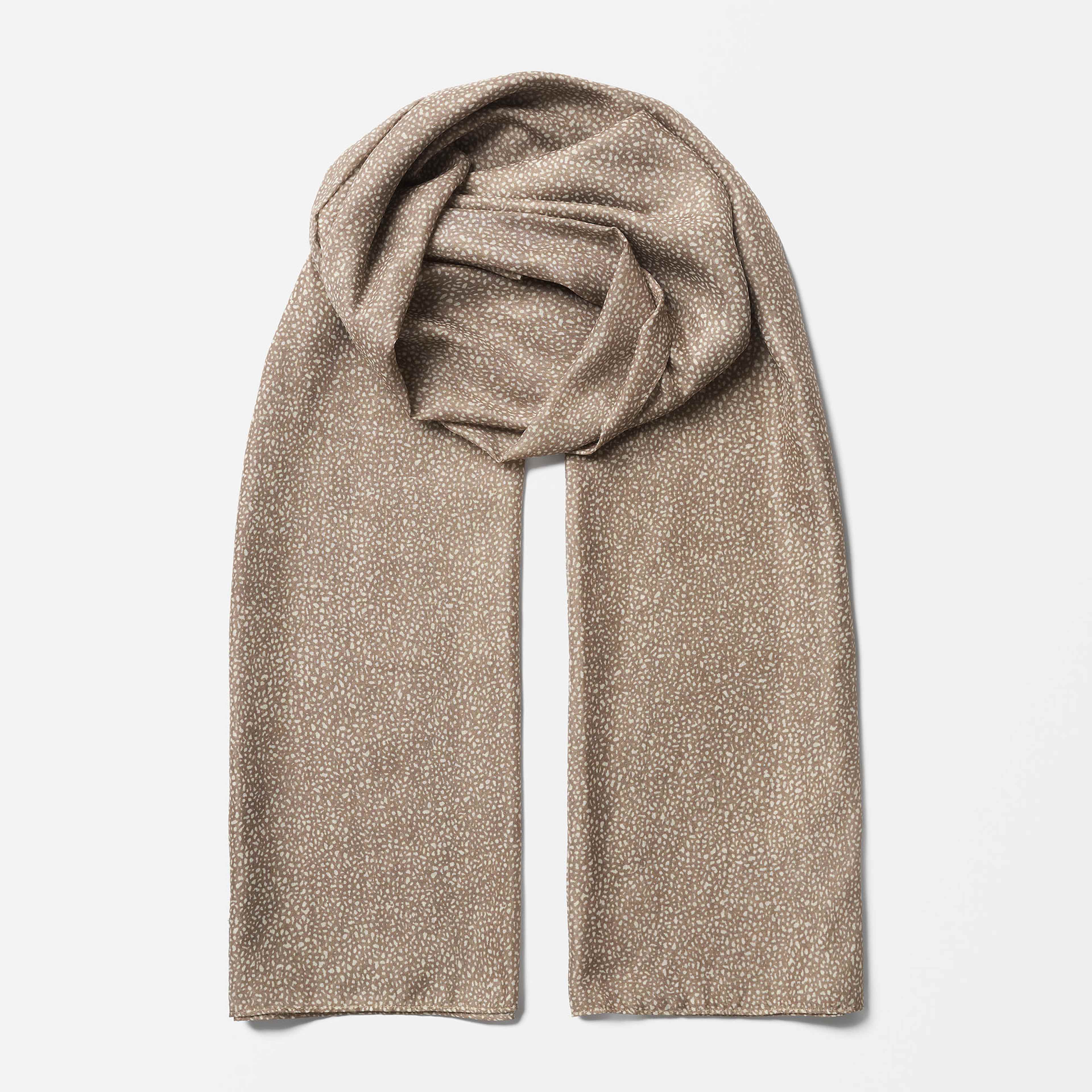 Tunn scarf DAISY, från Å WOMAN, i färgen Mole. Klicka för att öppna bilden i stort format