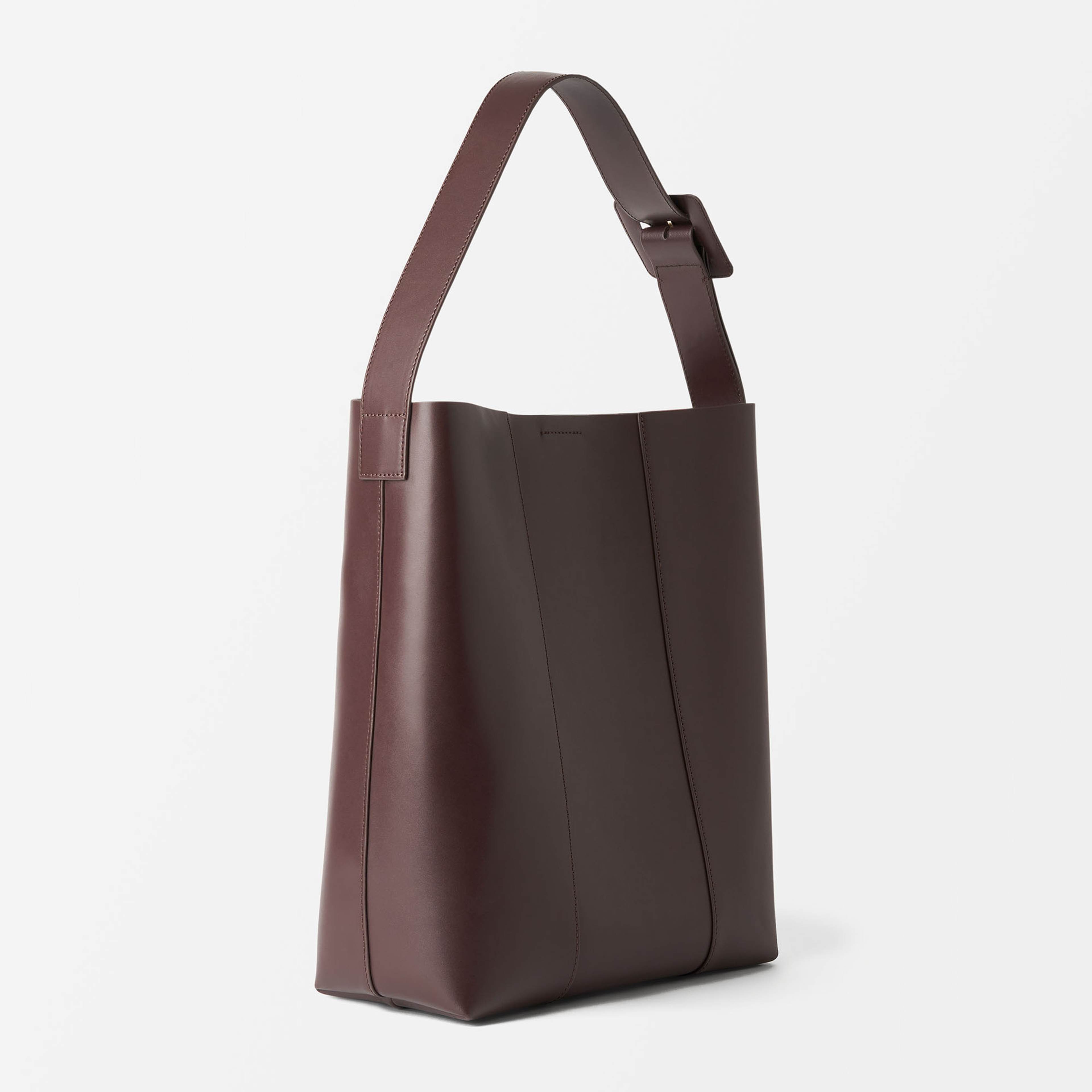 Shopperväska i skinn IRIS, från Wera, i färgen Dk Brown. Klicka för att öppna bilden i stort format