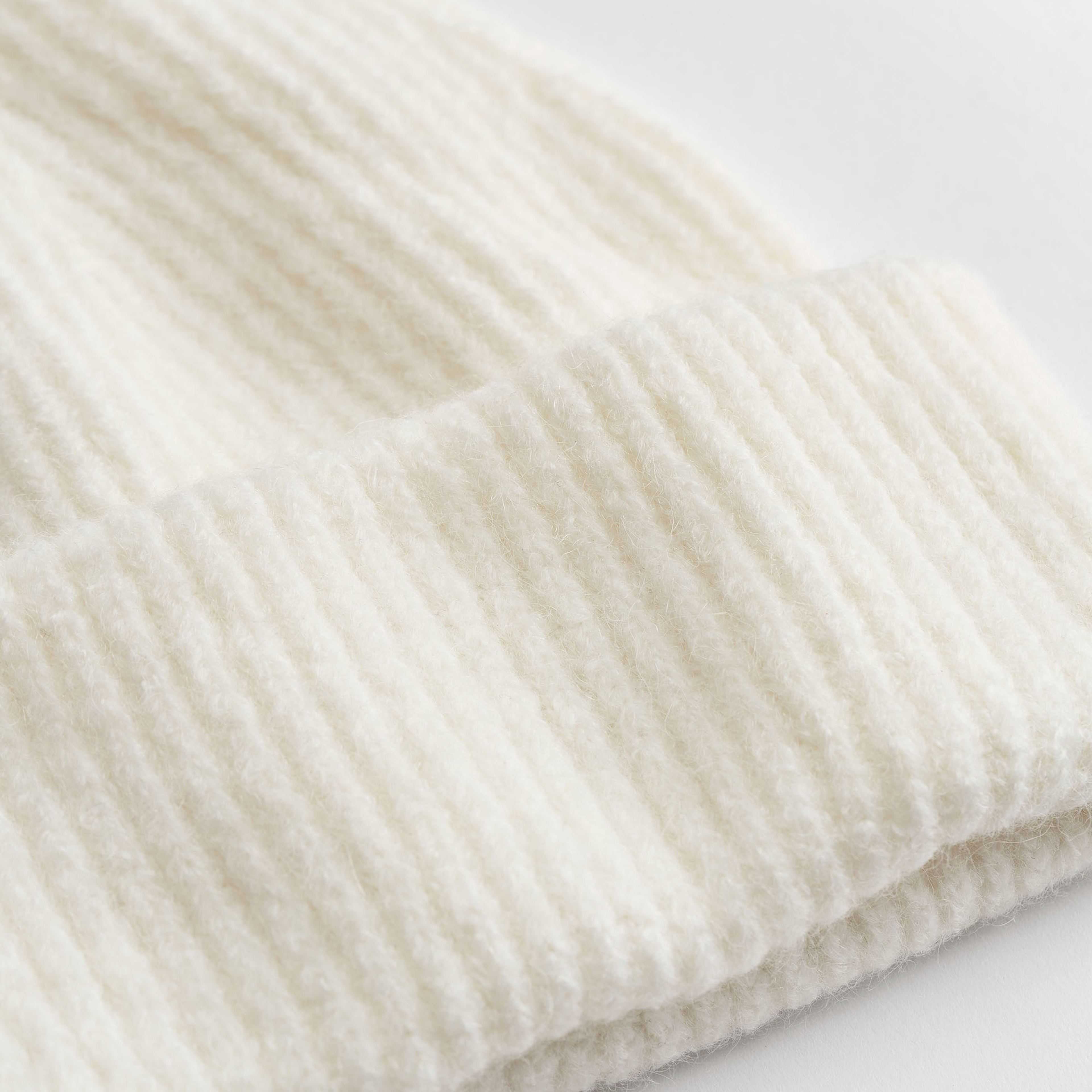 Tjockt stickad mössa JUNI, från Å WOMAN, i färgen Off White. Klicka för att öppna bilden i stort format