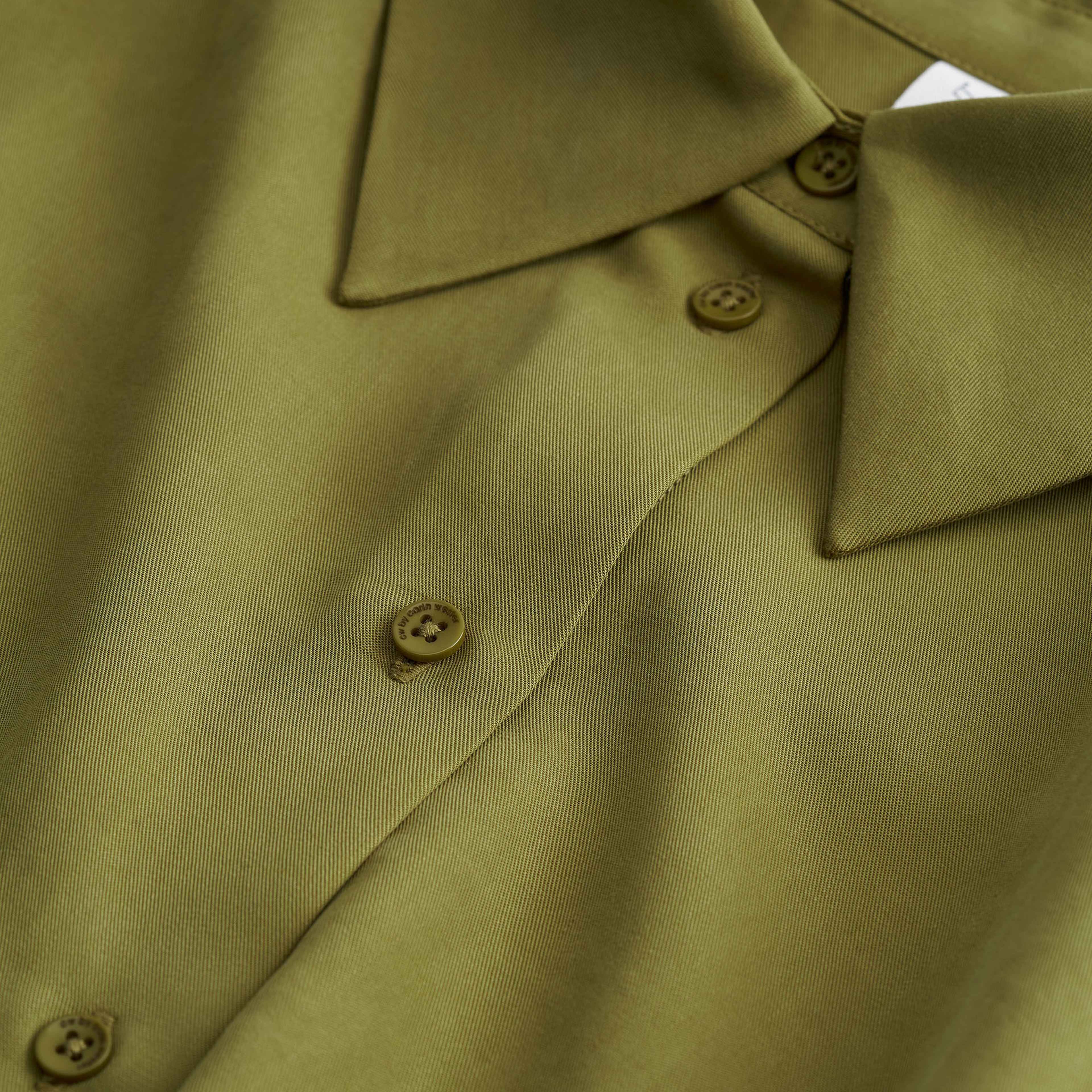 Lång skjorta i lyocell PEPPAR, från Carin Wester, i färgen Olive. Klicka för att öppna bilden i stort format