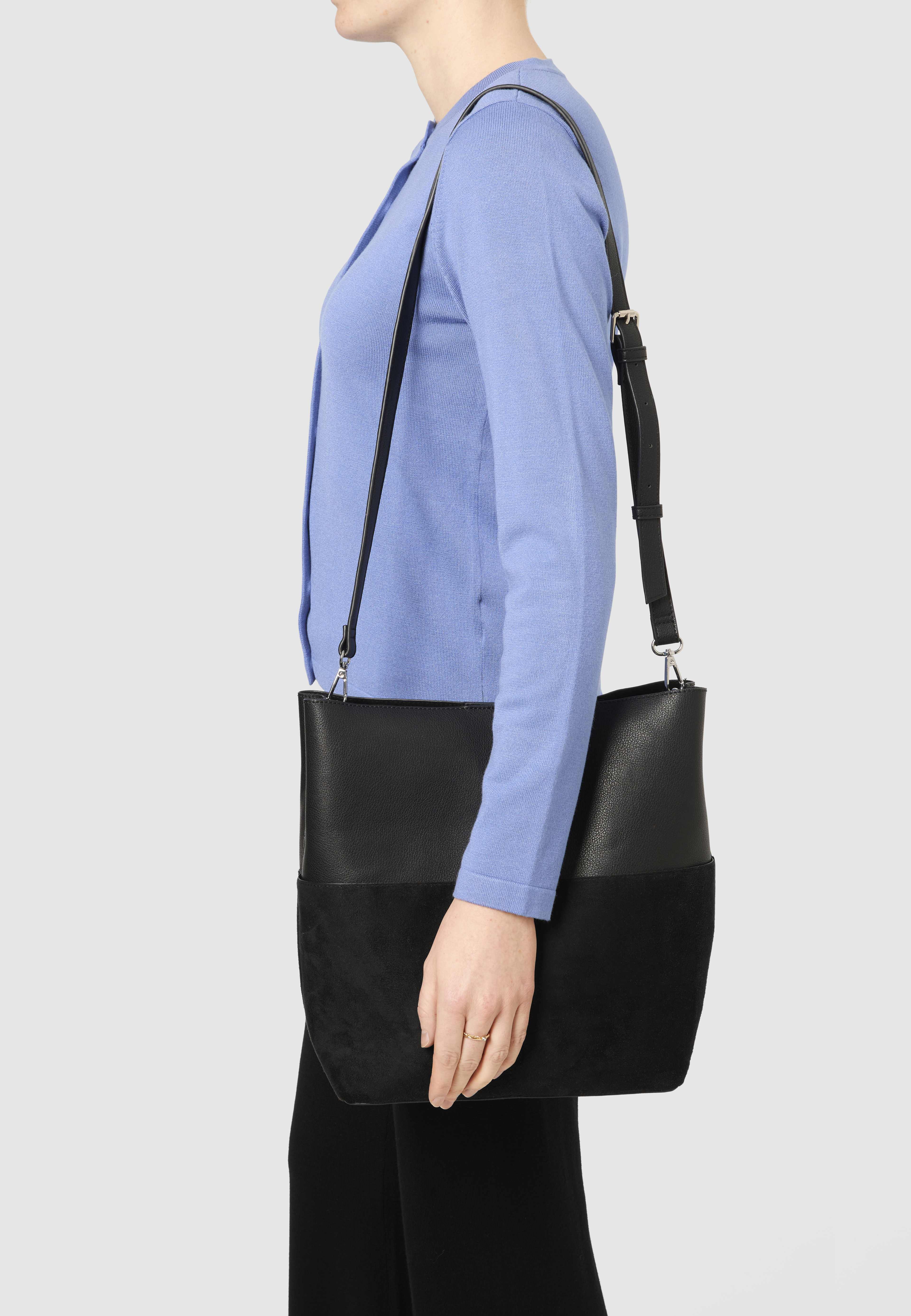 Hoboväska FINA, från Å WOMAN, i färgen Black. Klicka för att öppna bilden i stort format