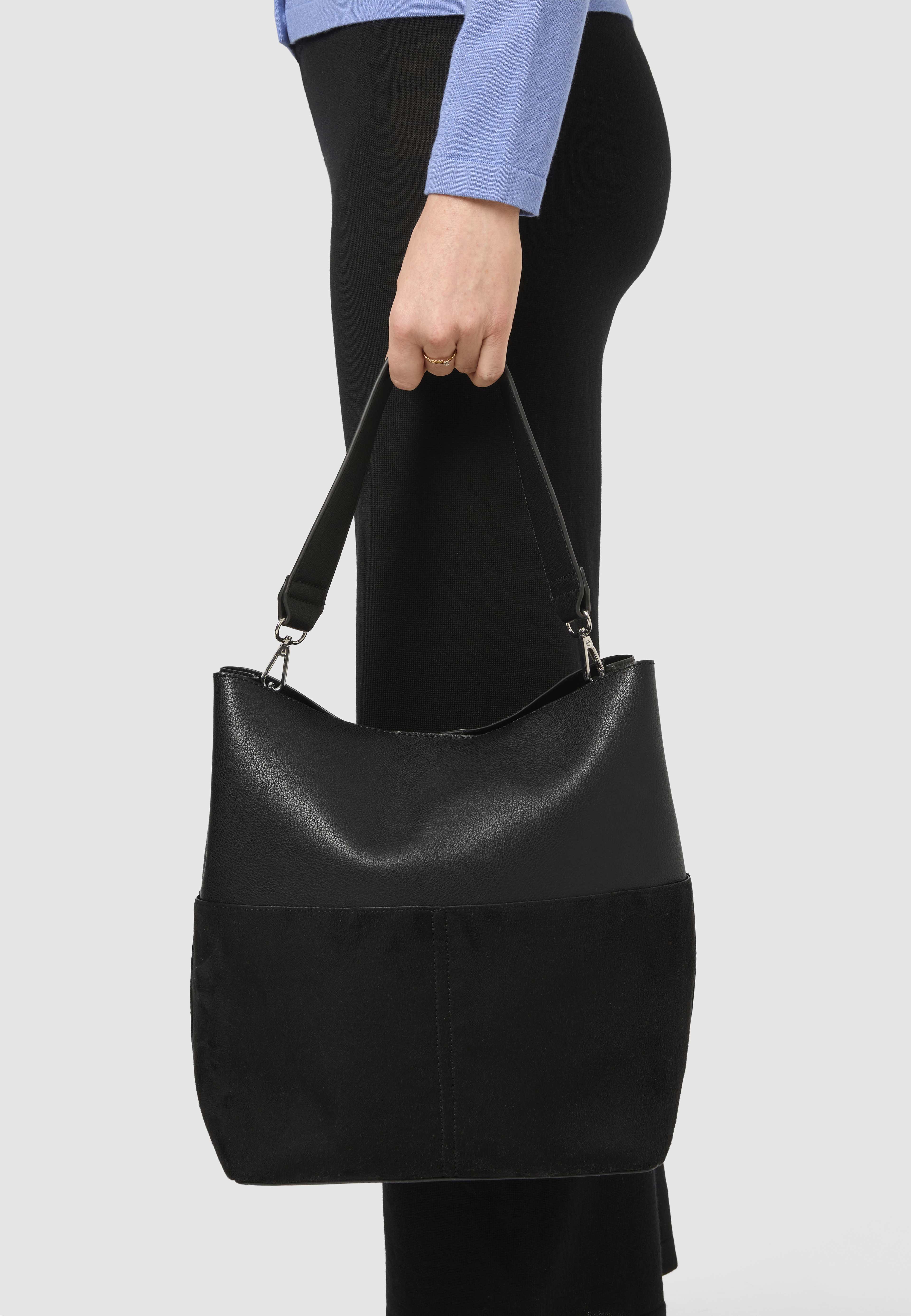 Hoboväska FINA, från Å WOMAN, i färgen Black. Klicka för att öppna bilden i stort format