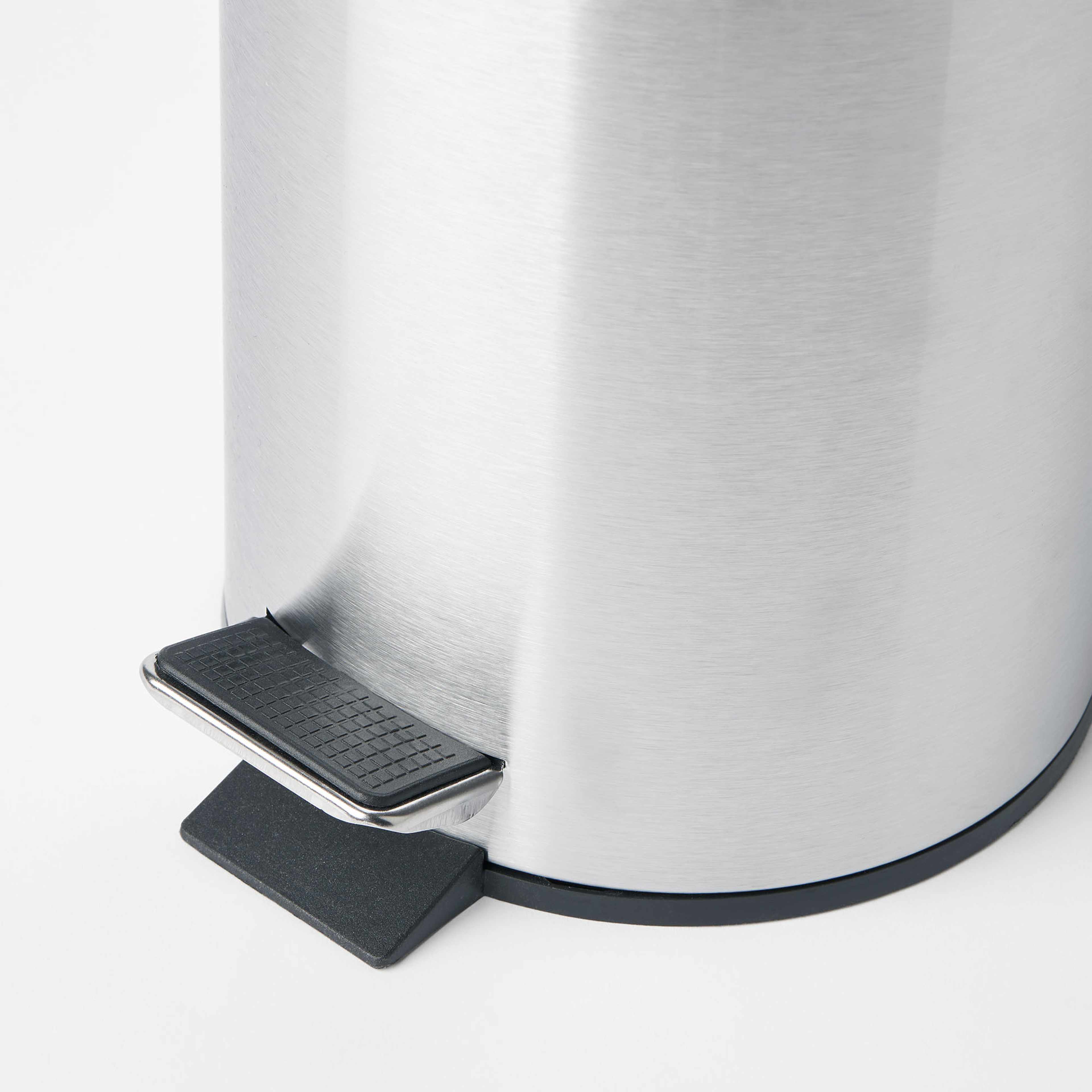 Papperskorg med pedal 3 liter, från Åhléns Home, i färgen Chrome. Klicka för att öppna bilden i stort format