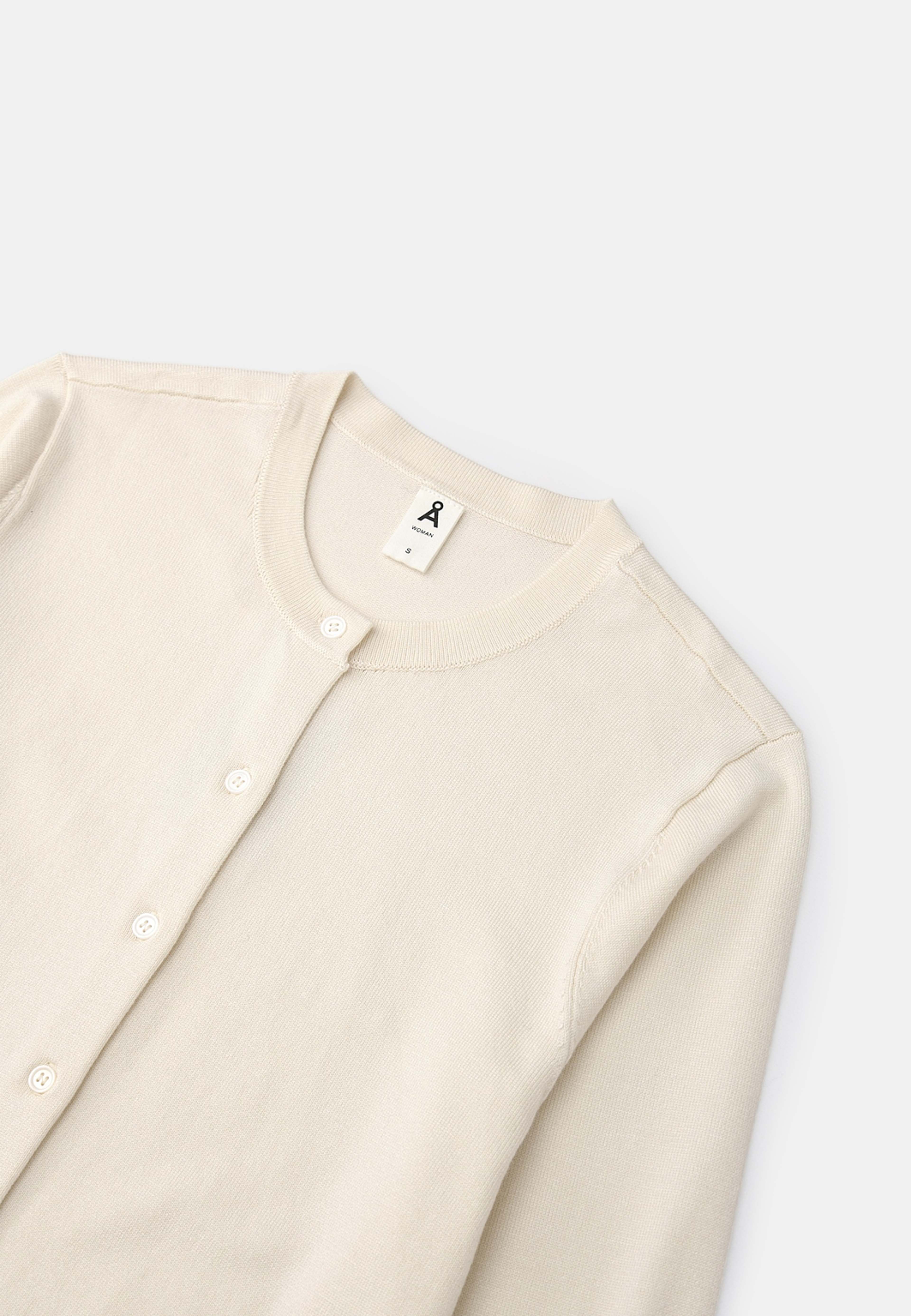 Cardigan INGRID, från Å WOMAN, i färgen Creme.