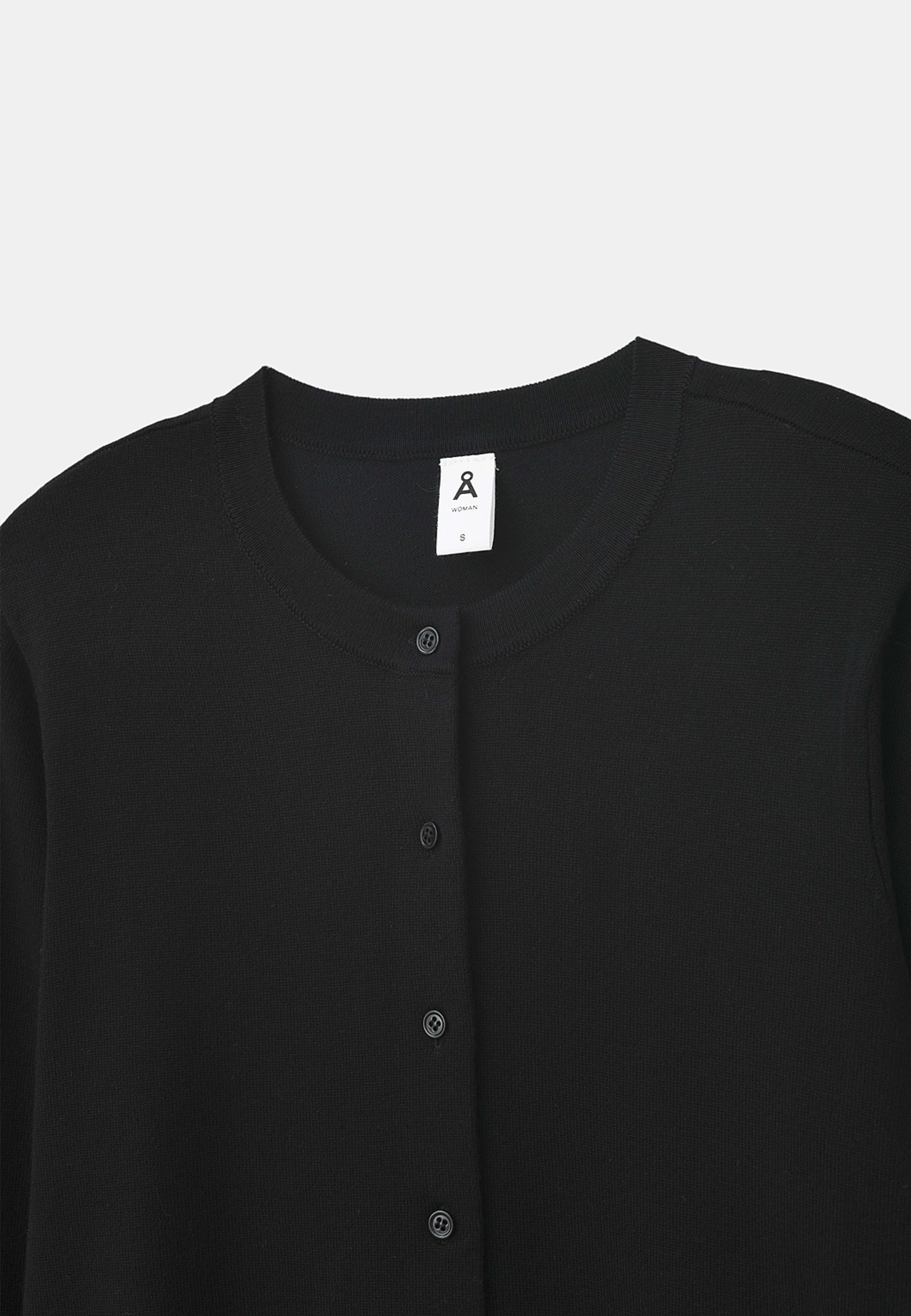 Cardigan INGRID, från Å WOMAN, i färgen Black. Klicka för att öppna bilden i stort format