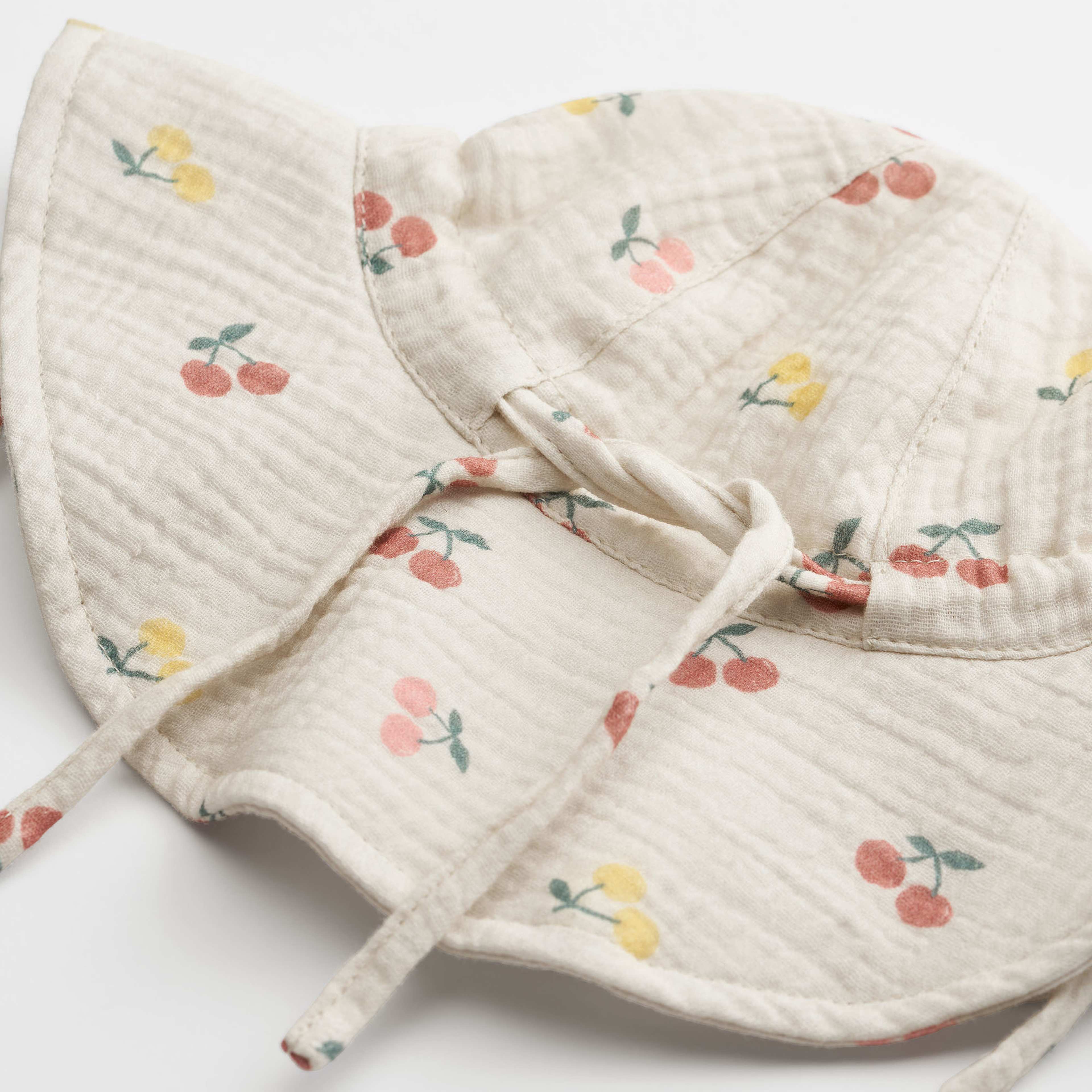 Solhatt i krinklad bomull FRED, från RIKIKI, i färgen Cherry. Klicka för att öppna bilden i stort format