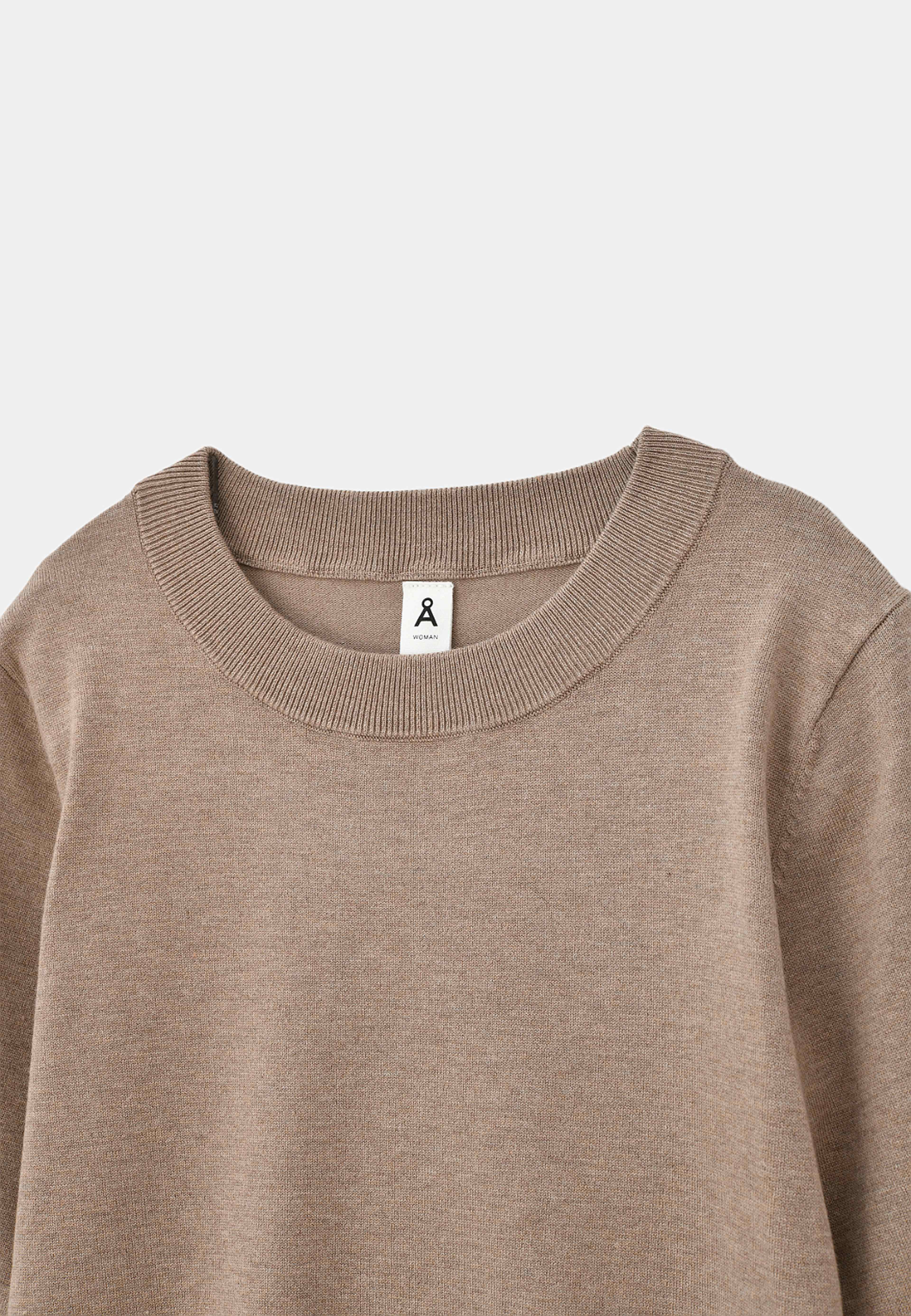 Kortärmad jumper KARIN, från Å WOMAN, i färgen Mole Mel. Klicka för att öppna bilden i stort format