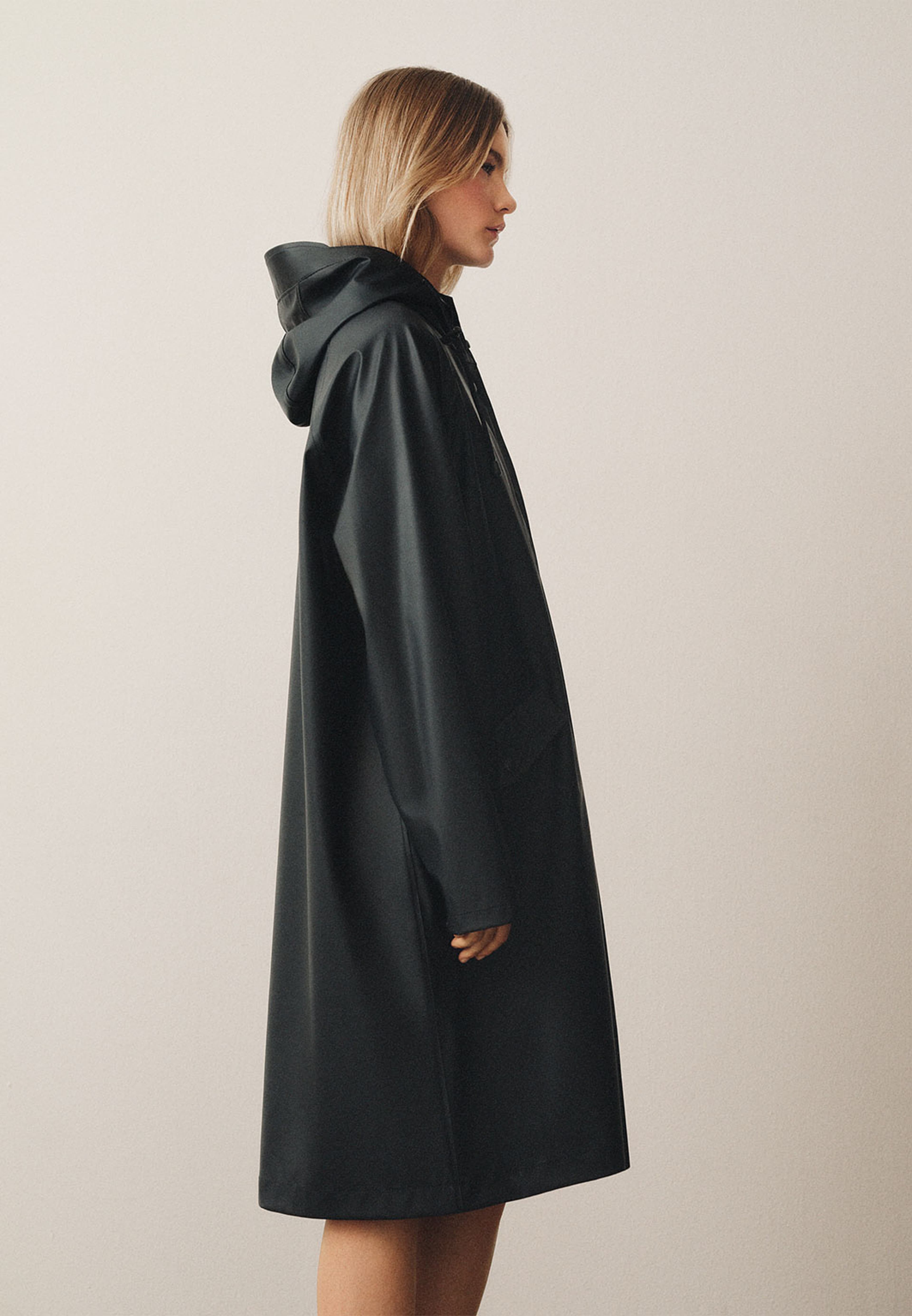 Regnjacka HEAVEN, från Å WOMAN, i färgen Black. Klicka för att öppna bilden i stort format