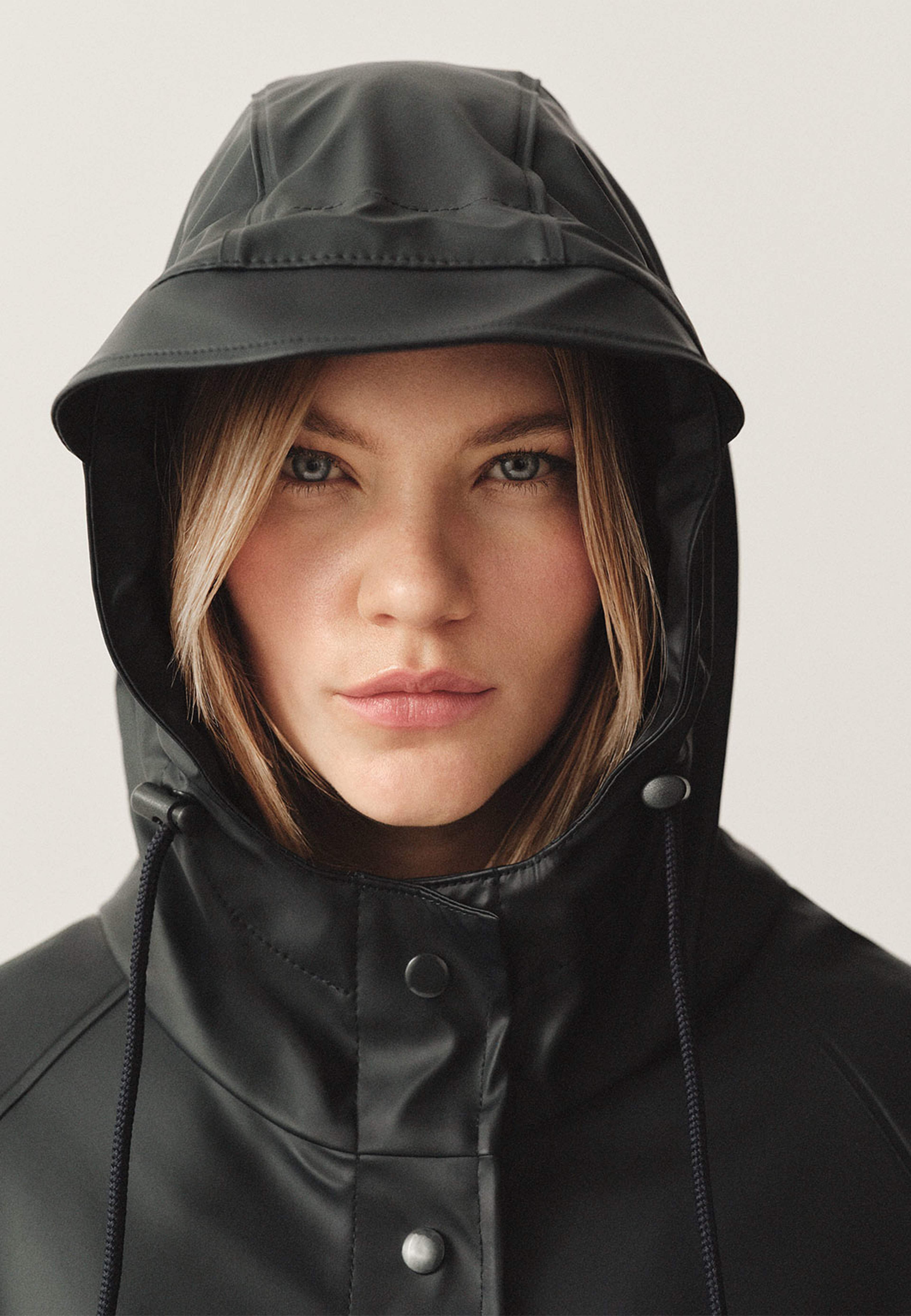 Regnjacka HEAVEN, från Å WOMAN, i färgen Black. Klicka för att öppna bilden i stort format