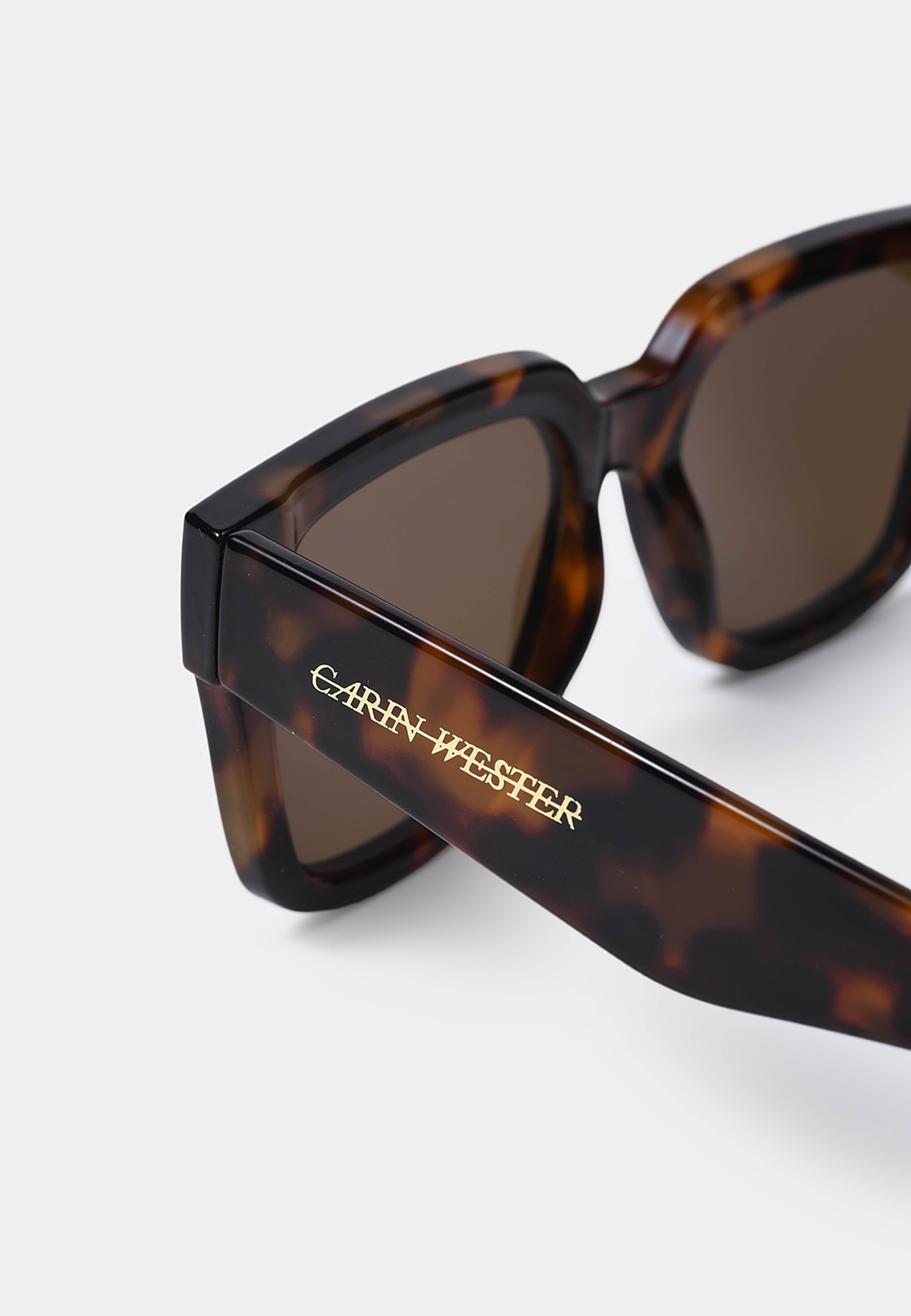 Solglasögon SIGNE, från Carin Wester, i färgen Tortoise Brown. Klicka för att öppna bilden i stort format