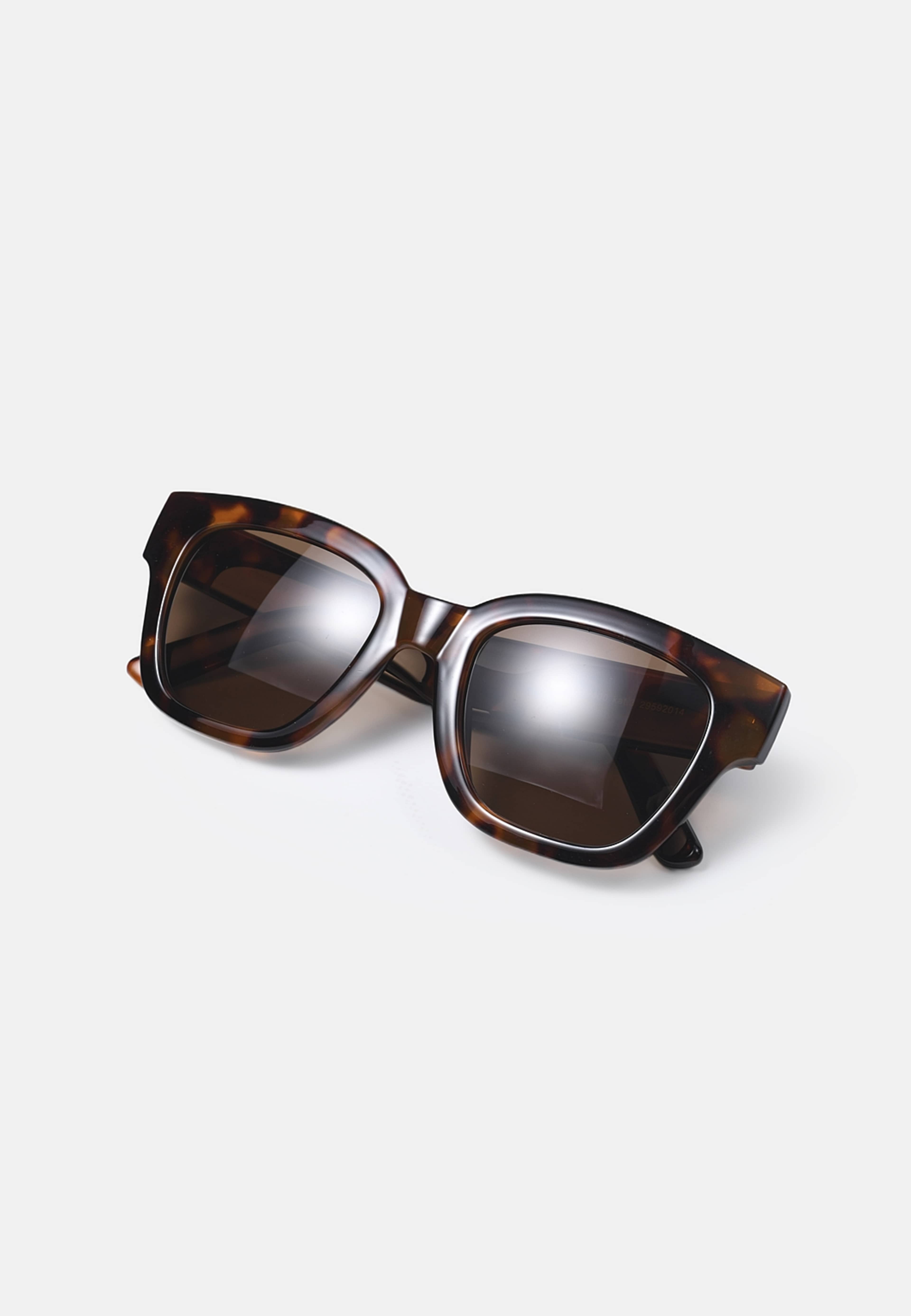 Solglasögon LUNA, från Carin Wester, i färgen Tortoise Brown. Klicka för att öppna bilden i stort format