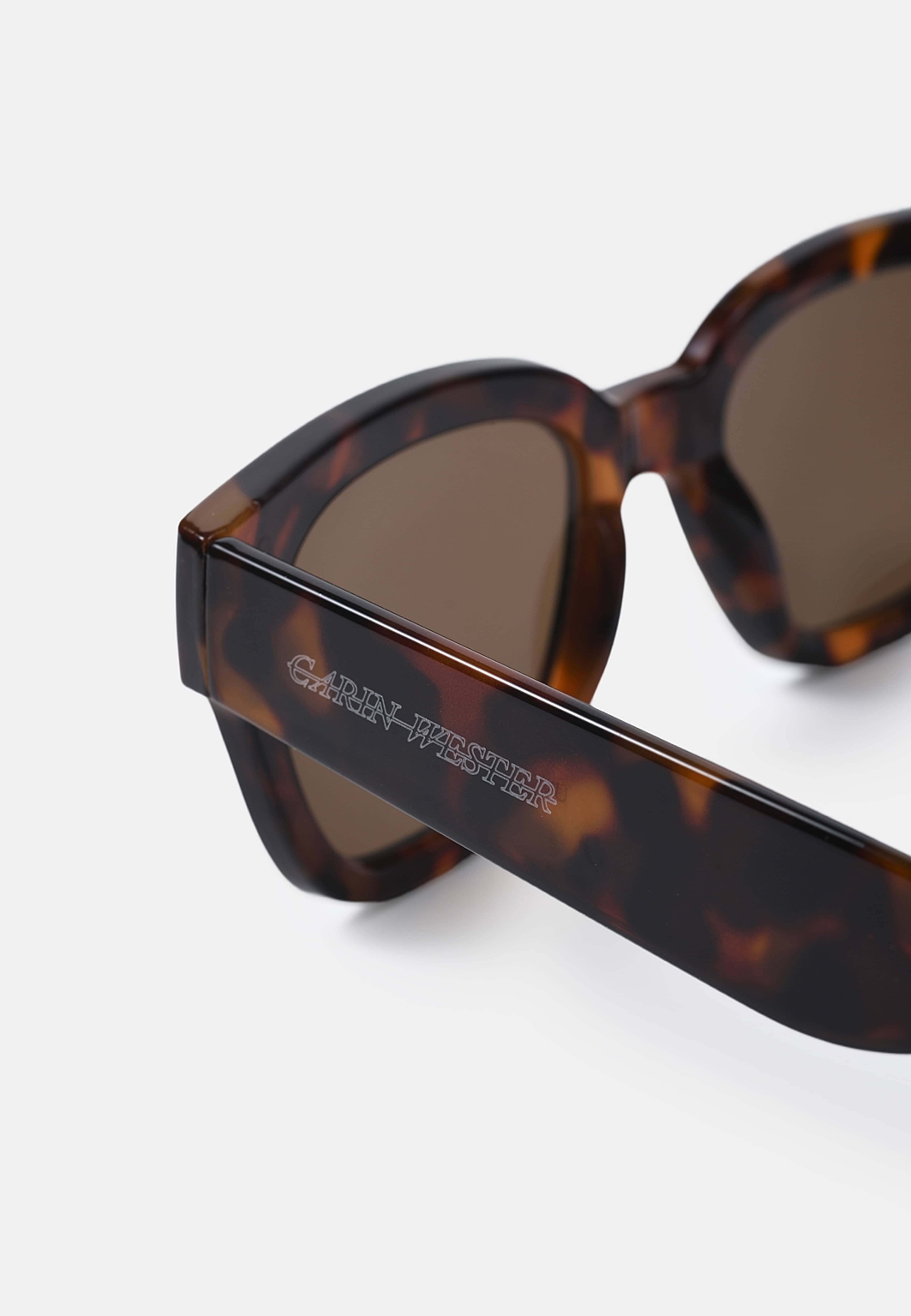 Solglasögon LUNA, från Carin Wester, i färgen Tortoise Brown. Klicka för att öppna bilden i stort format