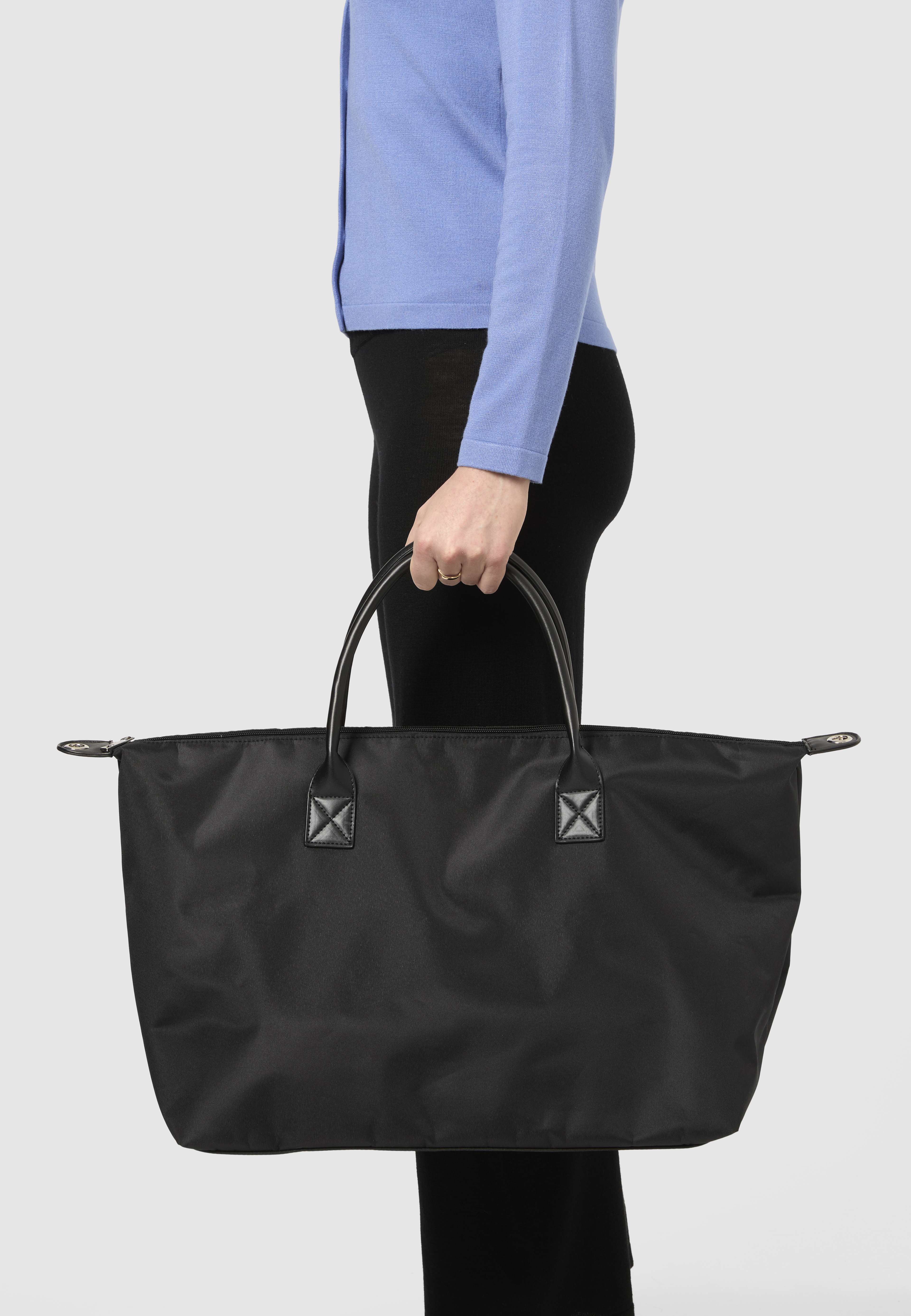 Weekendväska CAROLA, från Å WOMAN, i färgen Black. Klicka för att öppna bilden i stort format