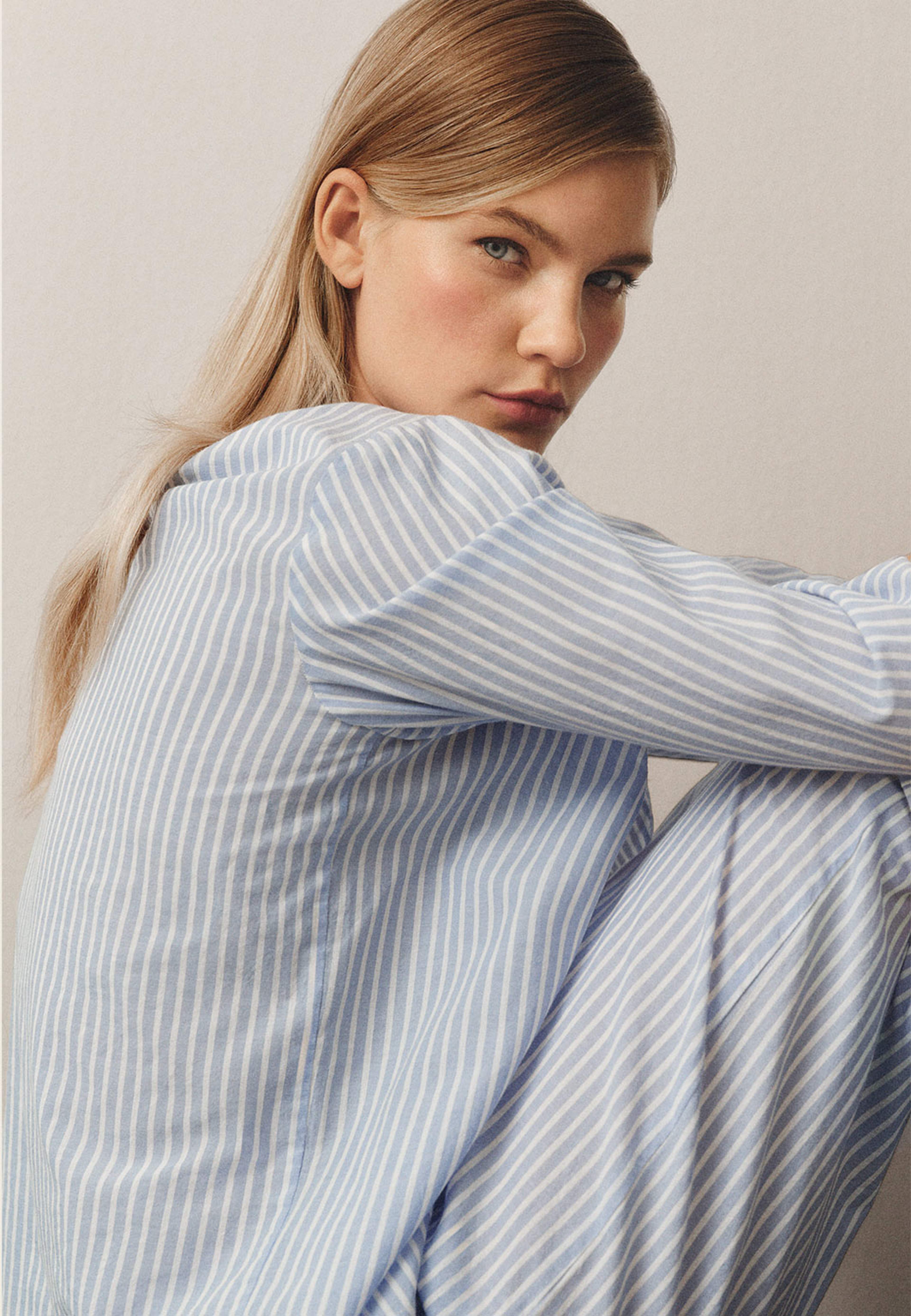 Randig pyjamas KARIN, från Å WOMAN, i färgen Blue Stripe. Klicka för att öppna bilden i stort format