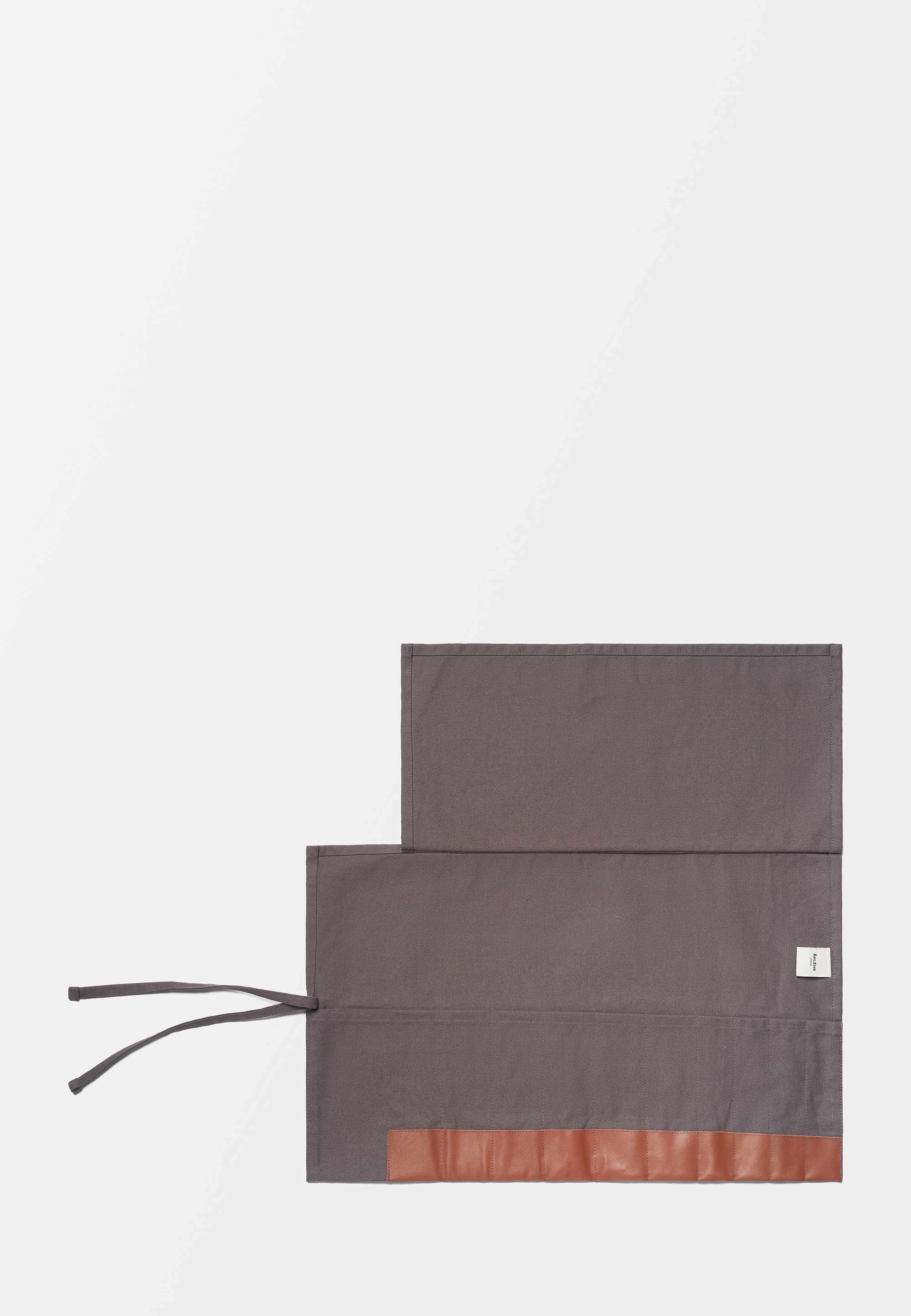 Knivfodral 8 knivar MADS, från Åhléns Home, i färgen Dk Grey. Klicka för att öppna bilden i stort format