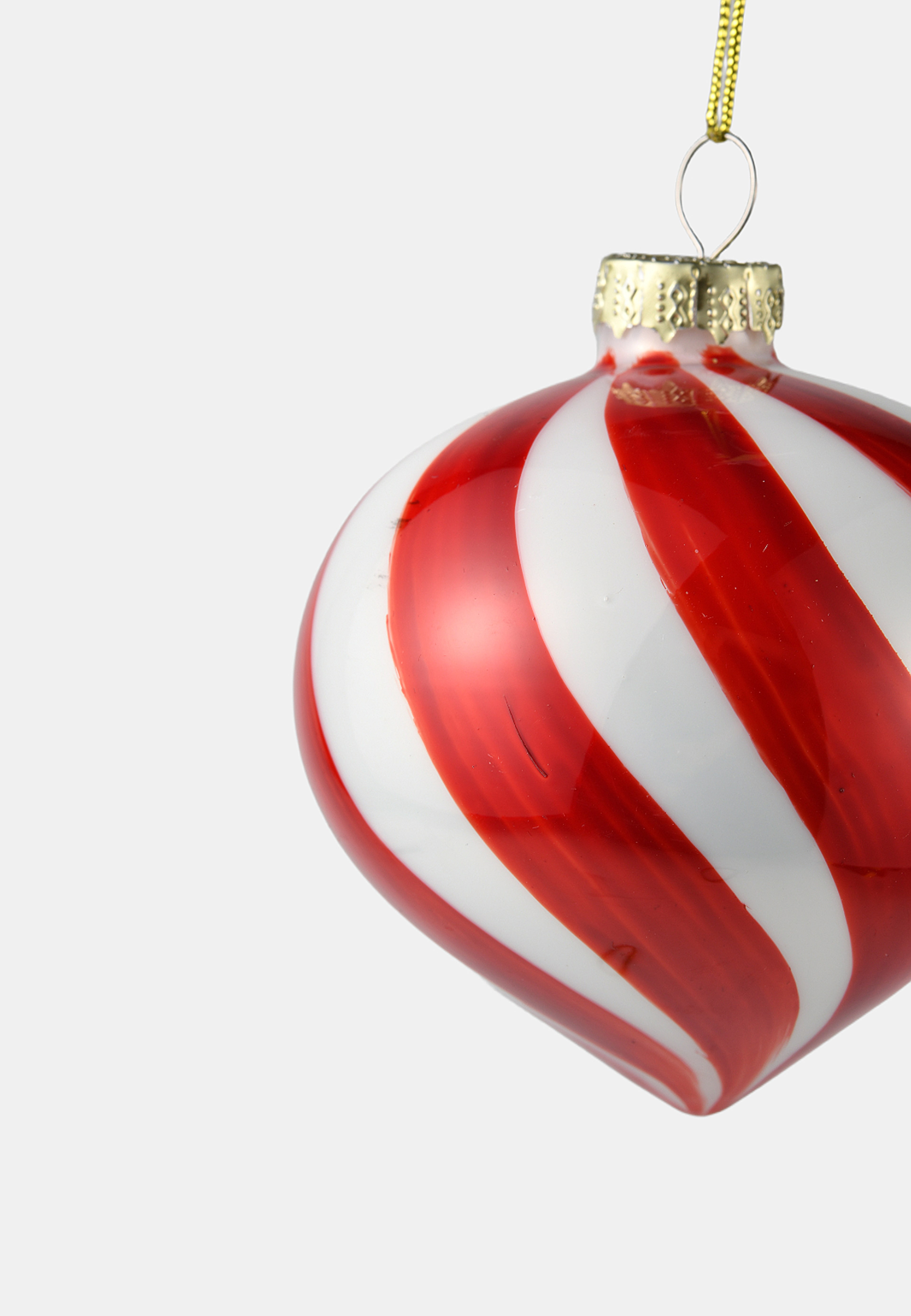 Julgranskula i glas SWIRL 8 cm, från Åhléns Home, i färgen Red/White. Klicka för att öppna bilden i stort format