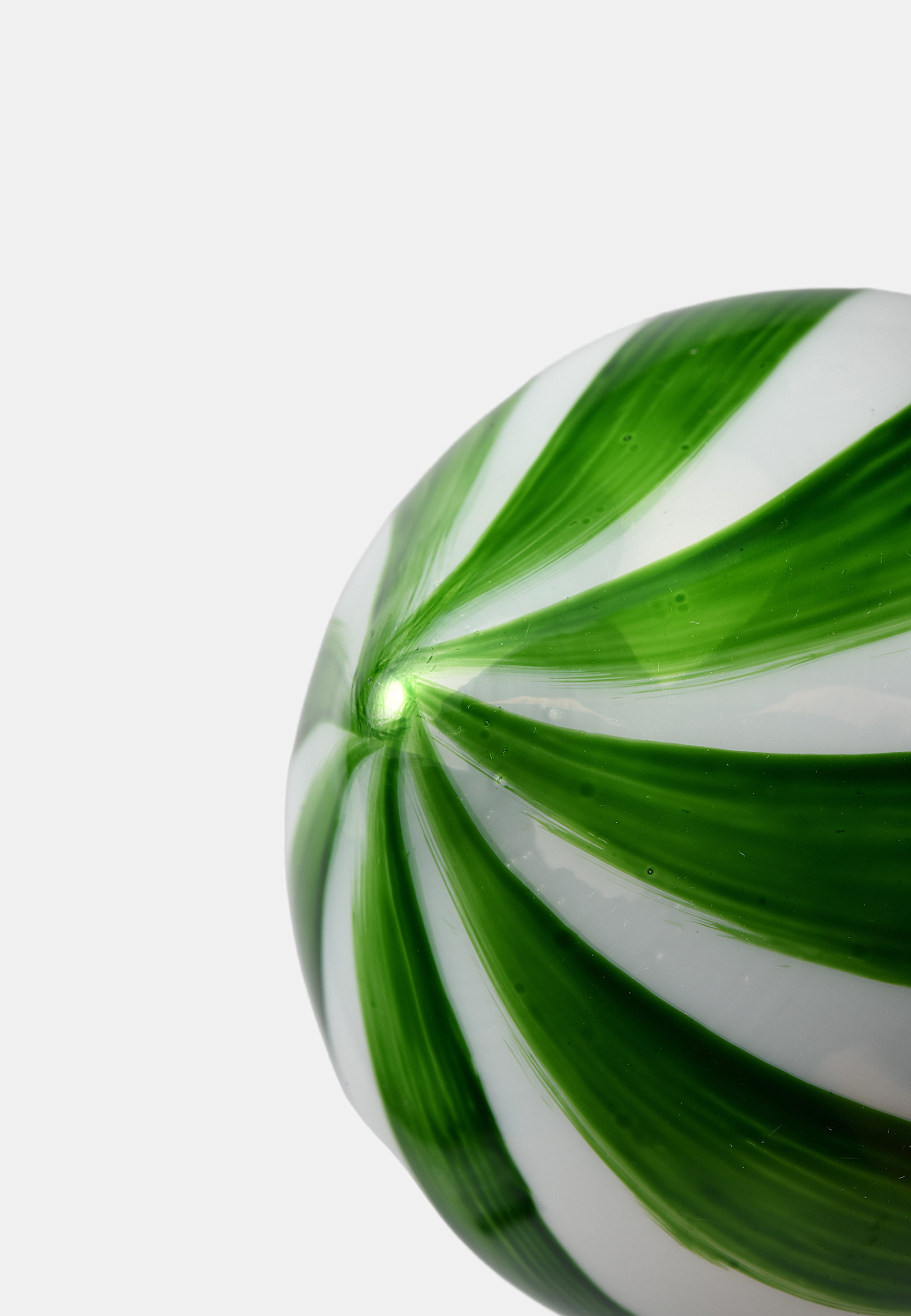 Julgranskula i glas SWIRL 8 cm, från Åhléns Home, i färgen Green/White. Klicka för att öppna bilden i stort format