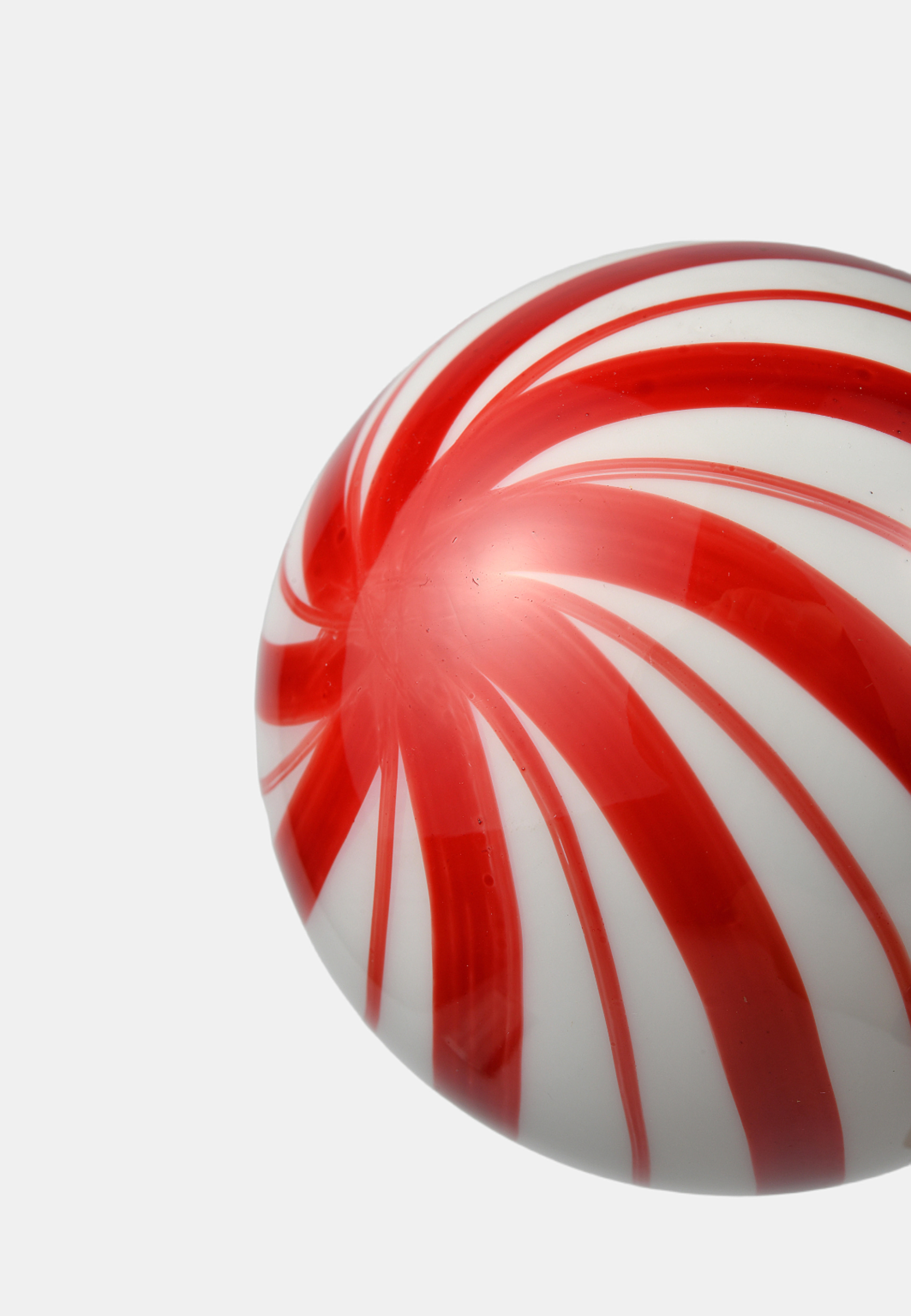 Julgranskula i glas BOLD SWIRL 8 cm, från Åhléns Home, i färgen Red/Light Red/White. Klicka för att öppna bilden i stort format