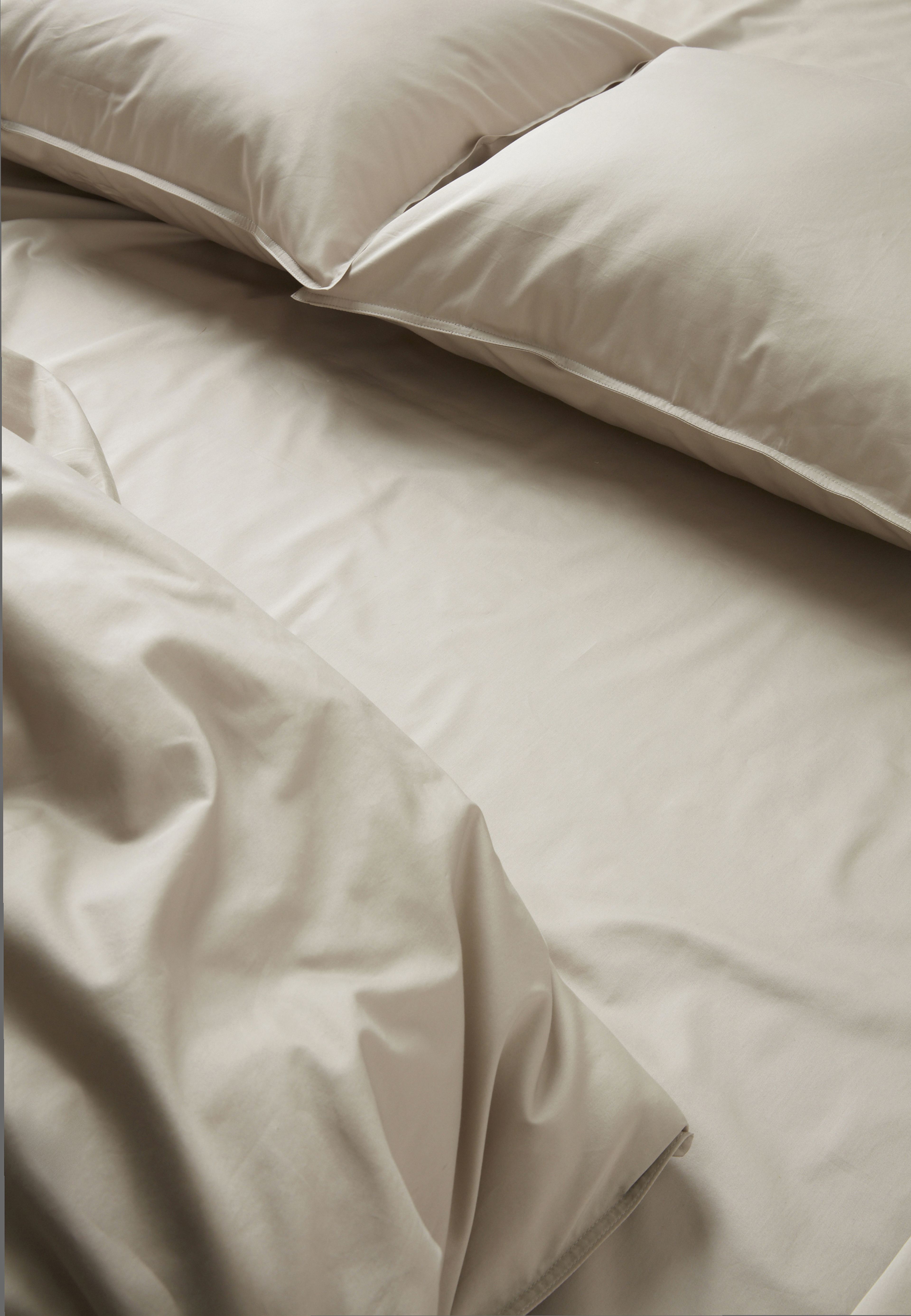 Enfärgat bäddset i satin 150x210 cm