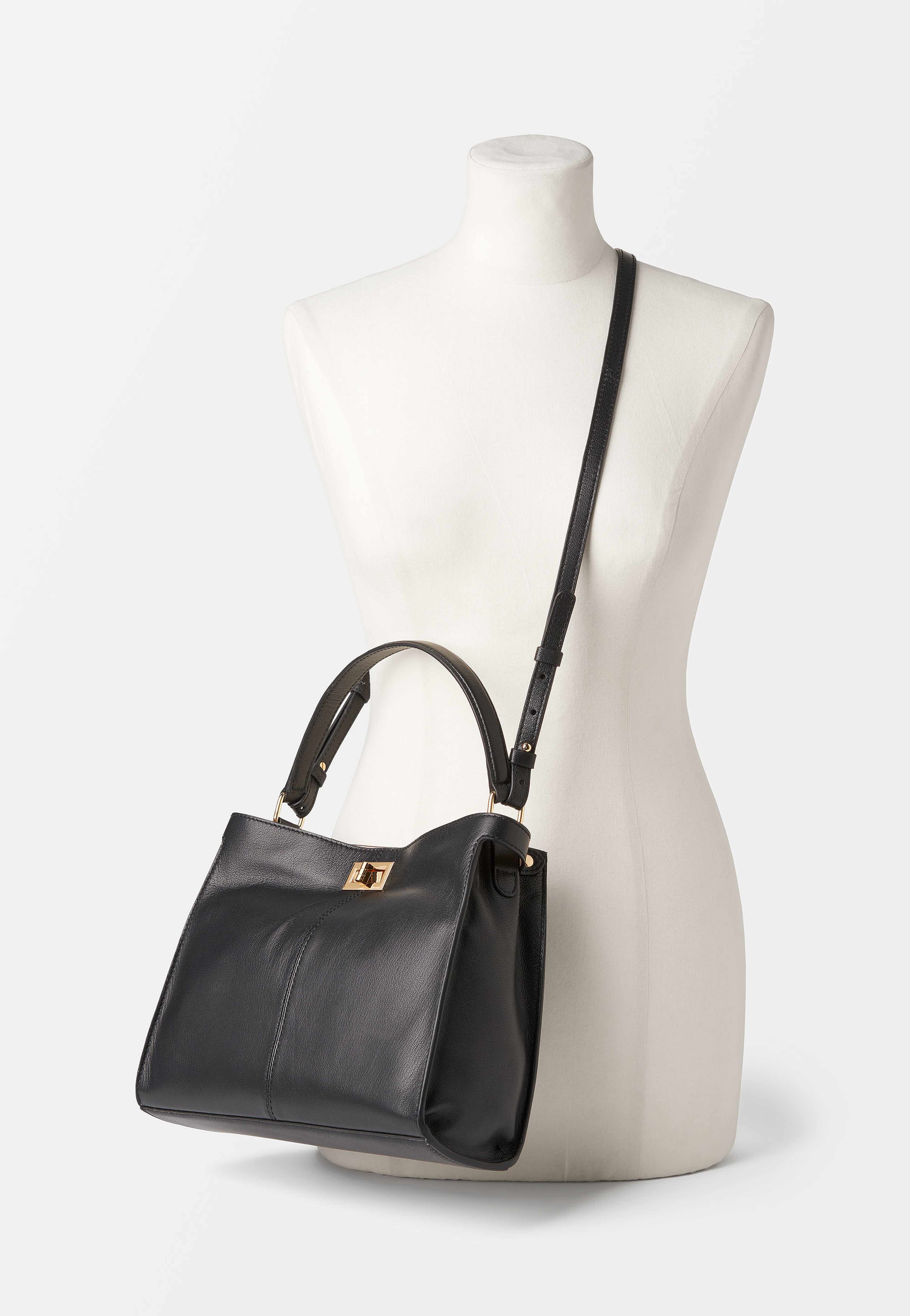 Ayollar uchun hojatxonada yashirin kamera Ottizdan ortiq porno fotosuratlar