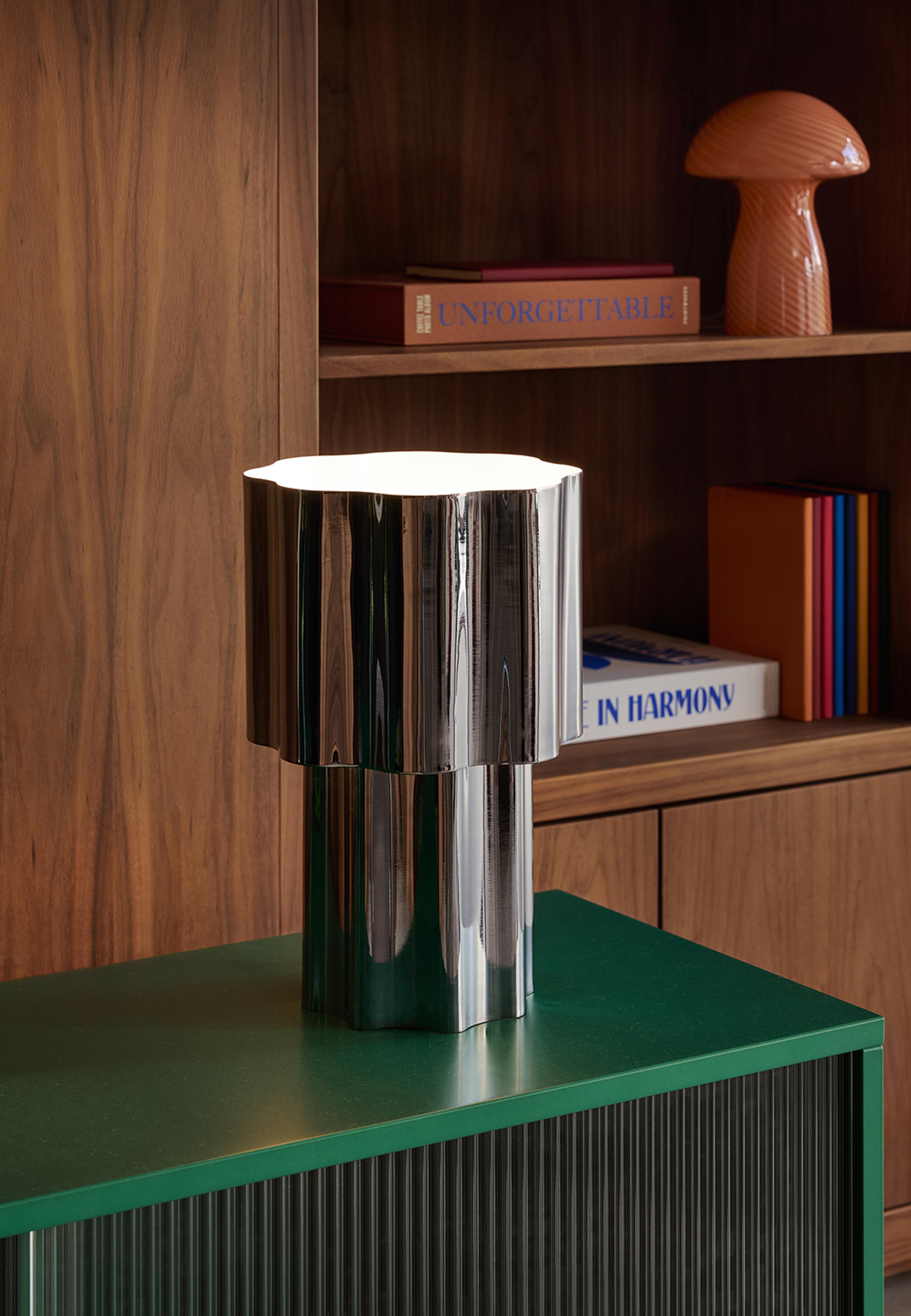 Bordslampa i metall WAVE