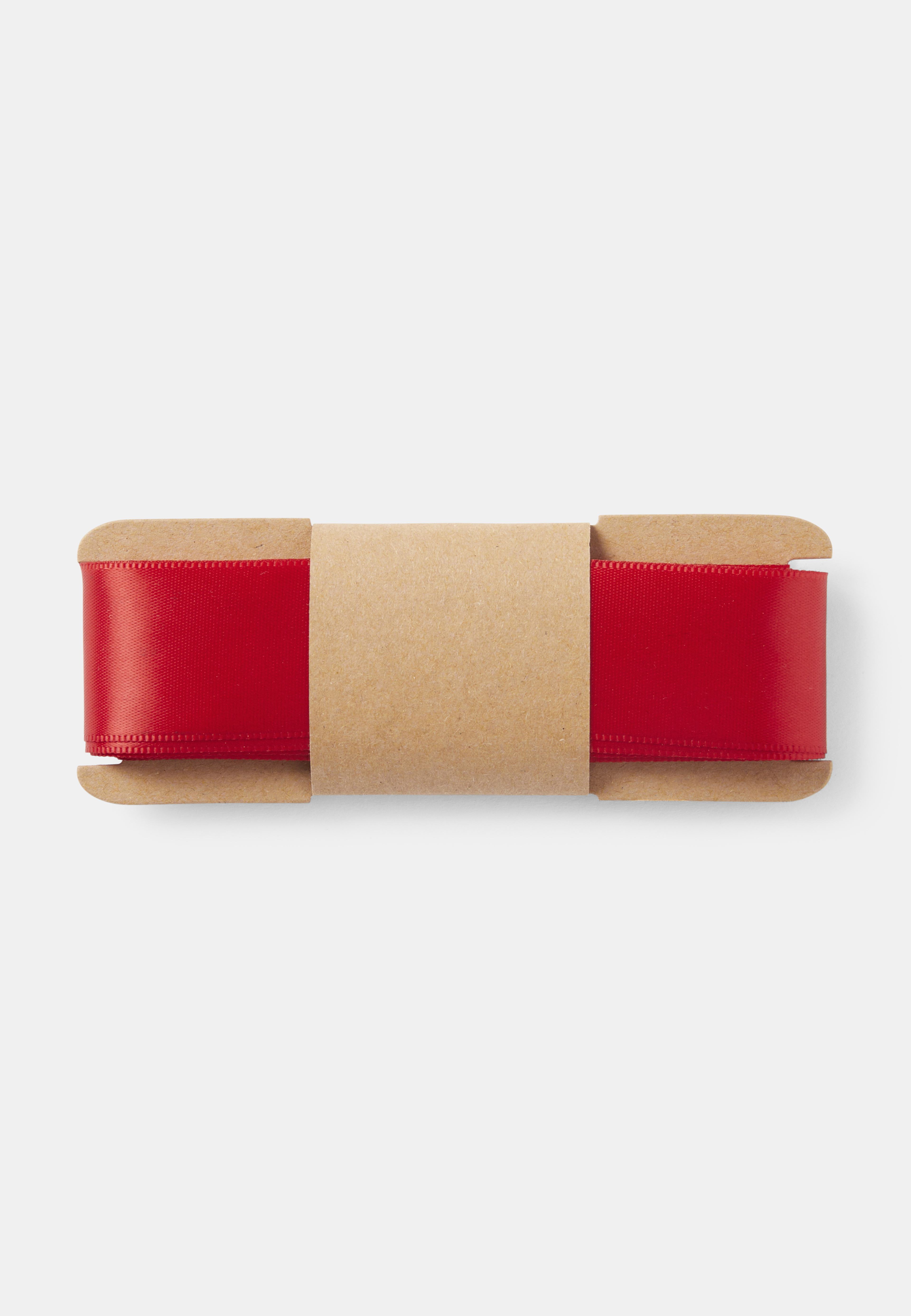 Presentband SATIN 5 m, från Åhléns Home, i färgen Red. Klicka för att öppna bilden i stort format