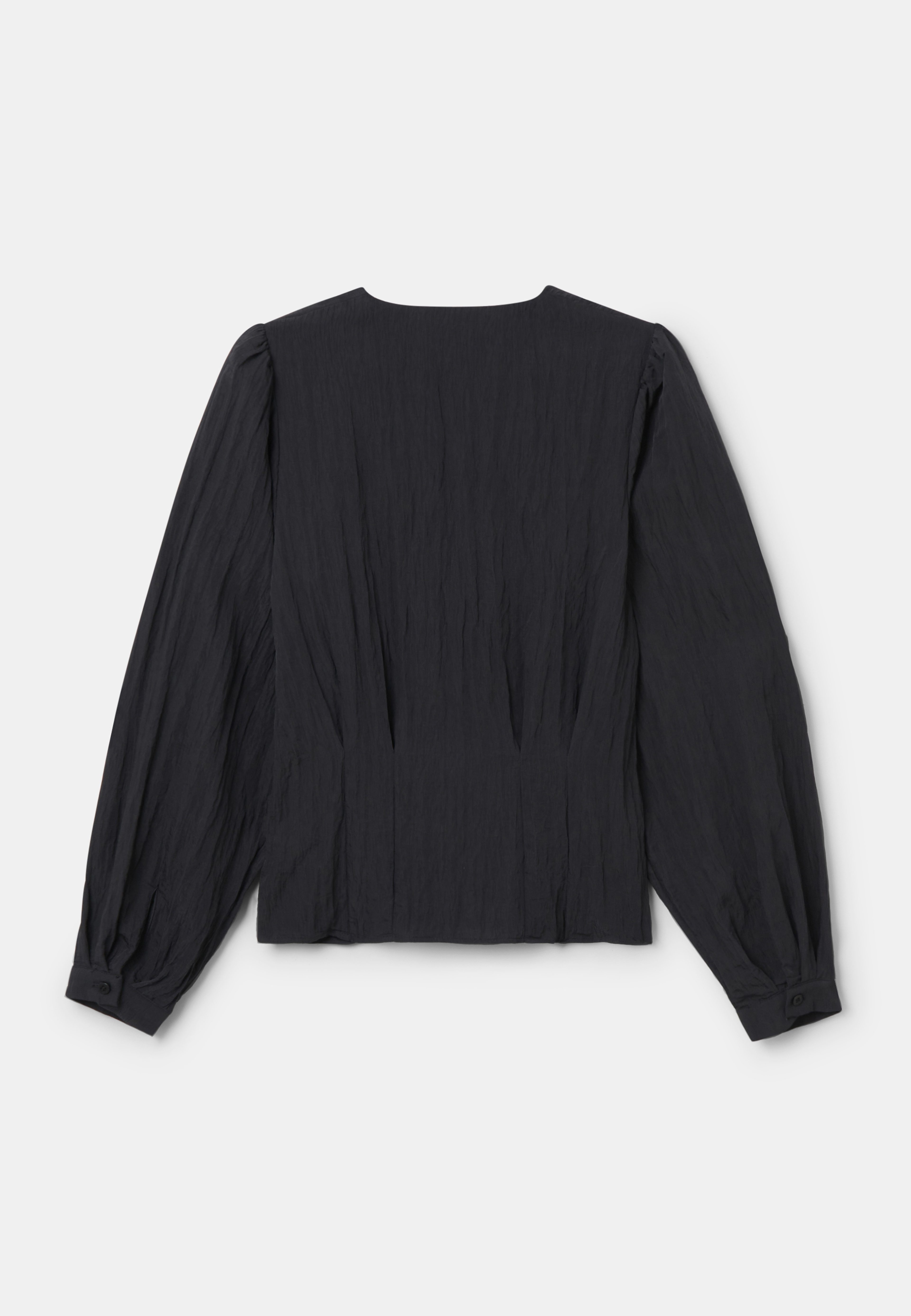 Figursydd blus FENJA, från Carin Wester, i färgen Black. Klicka för att öppna bilden i stort format