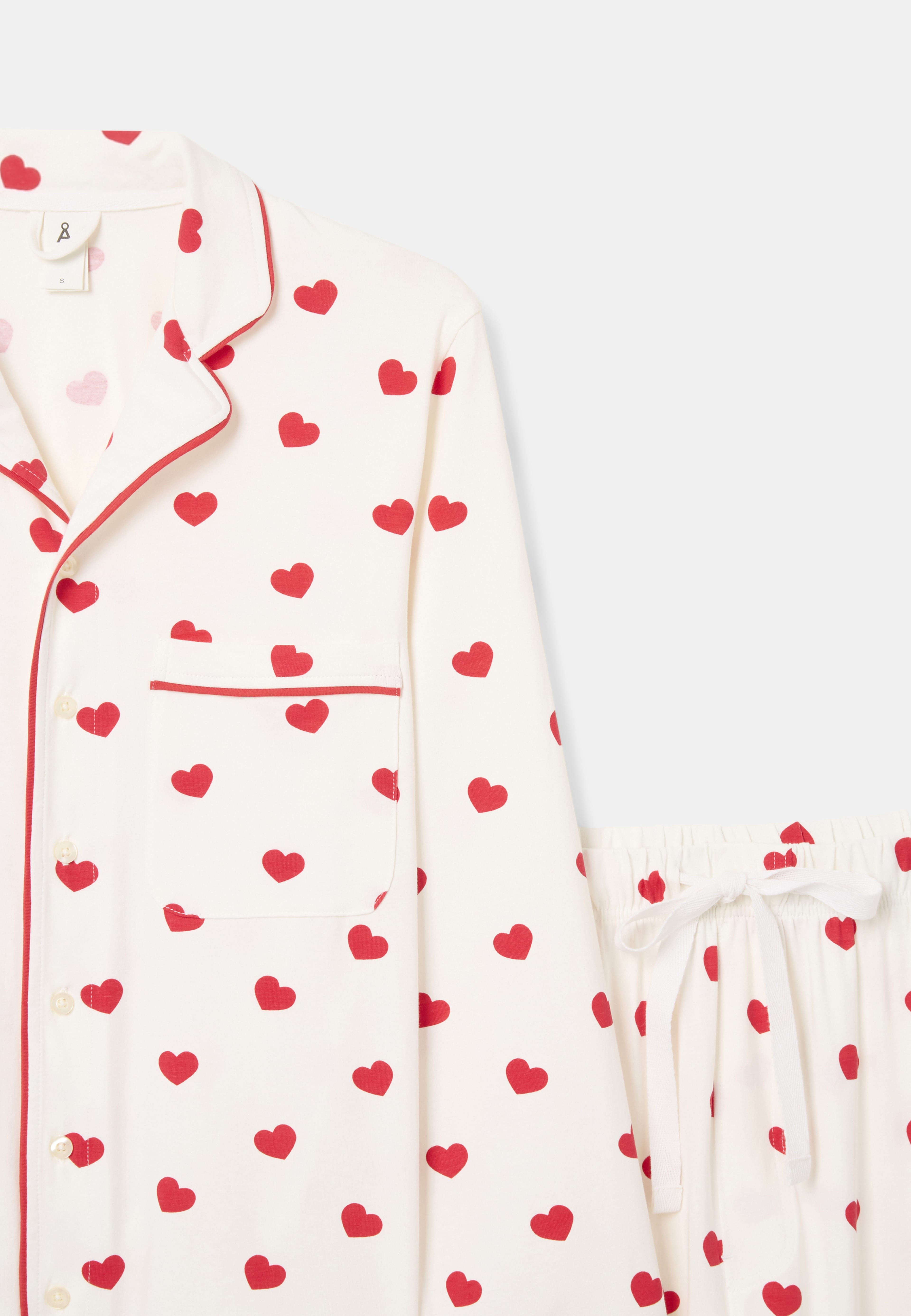 Pyjamas med hjärtan, från Å WOMAN, i färgen Red Heart. Klicka för att öppna bilden i stort format