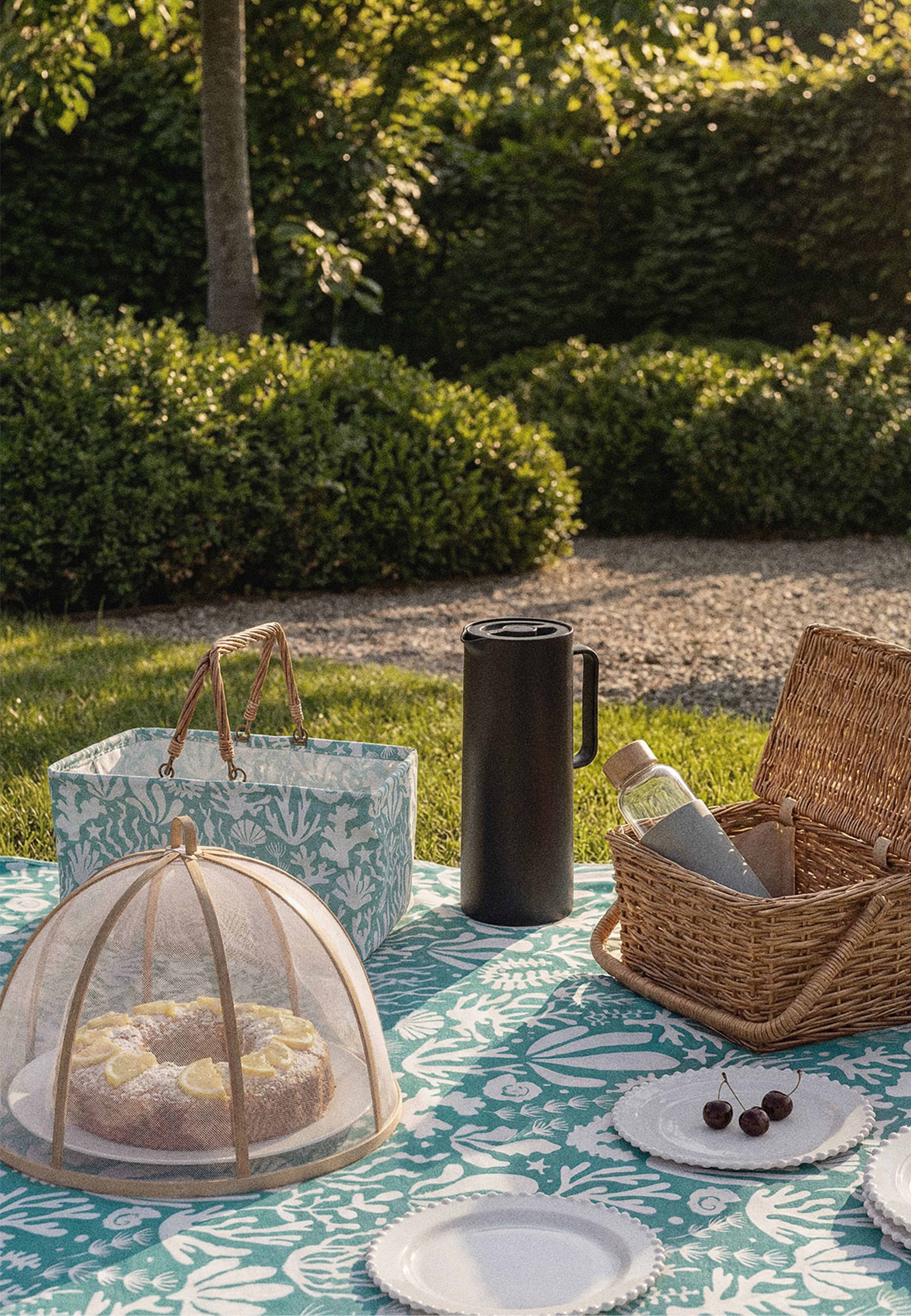 Picknickkorg i pilträ, från Åhléns Home, i färgen Natural. Klicka för att öppna bilden i stort format