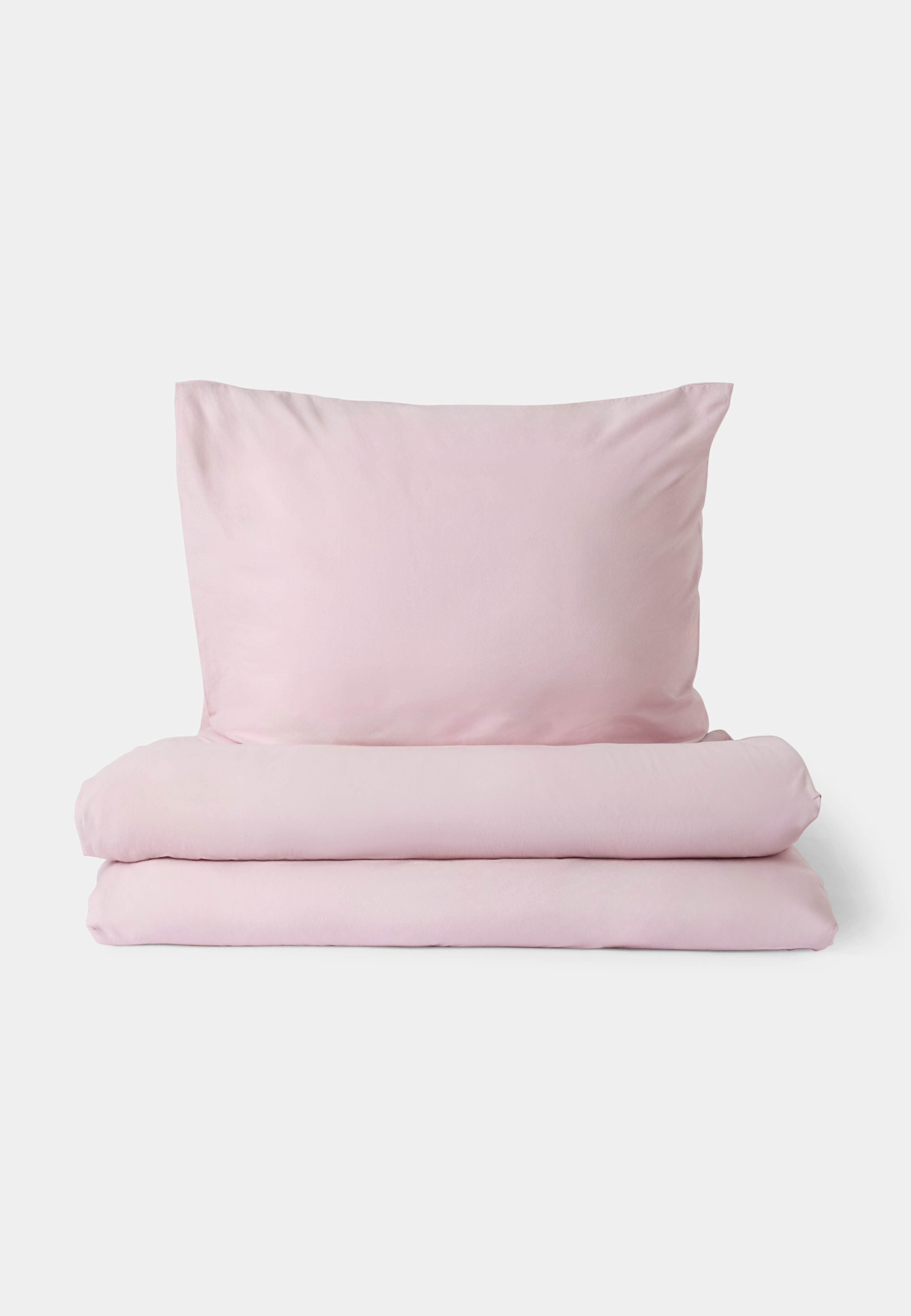 Enfärgat bäddset MAY 150x210 cm, från Åhléns Home, i färgen Lt Pink. Klicka för att öppna bilden i stort format