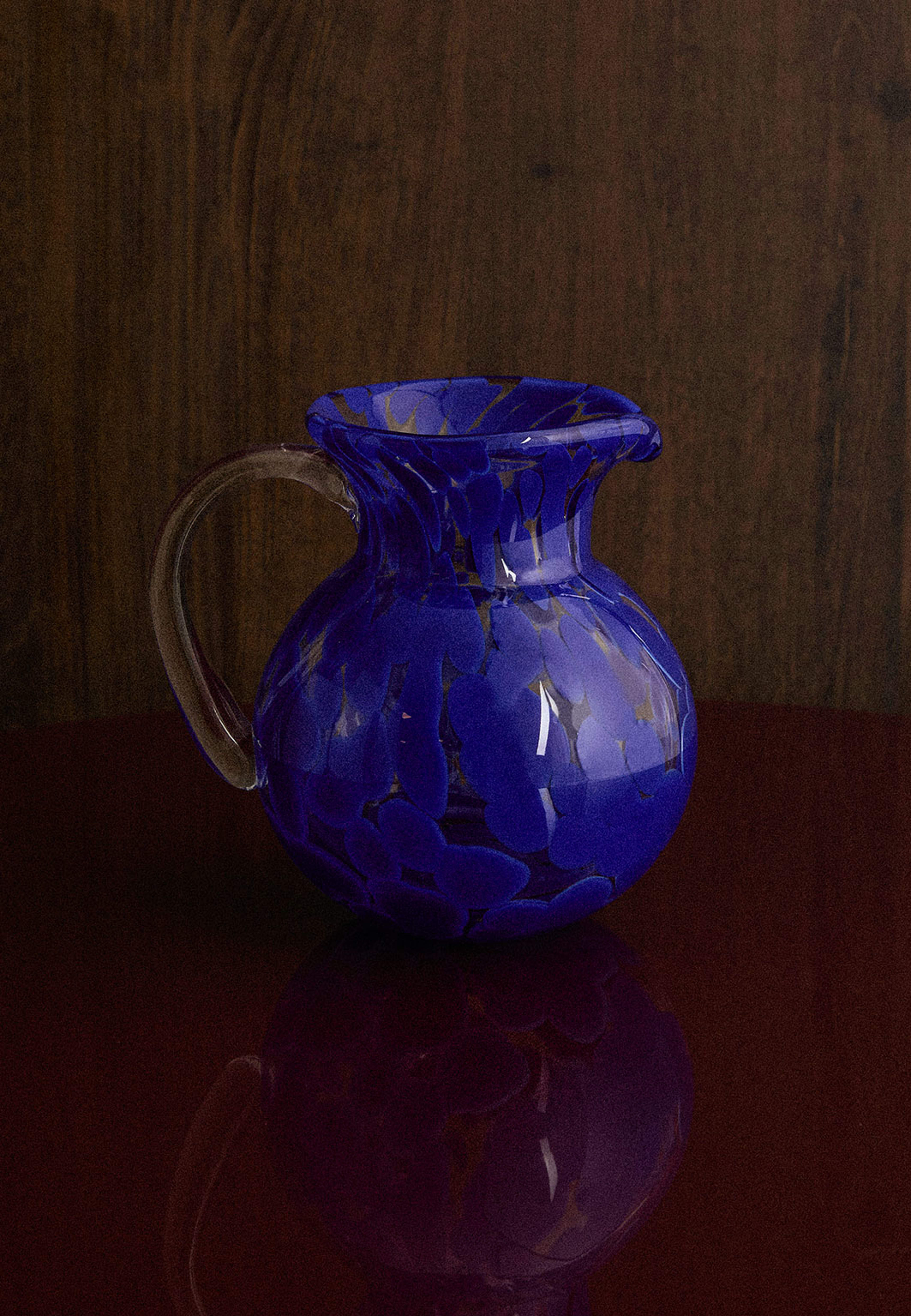 Glaskanna MIRA 1,5 L, från Åhléns Home, i färgen Dk Blue. Klicka för att öppna bilden i stort format