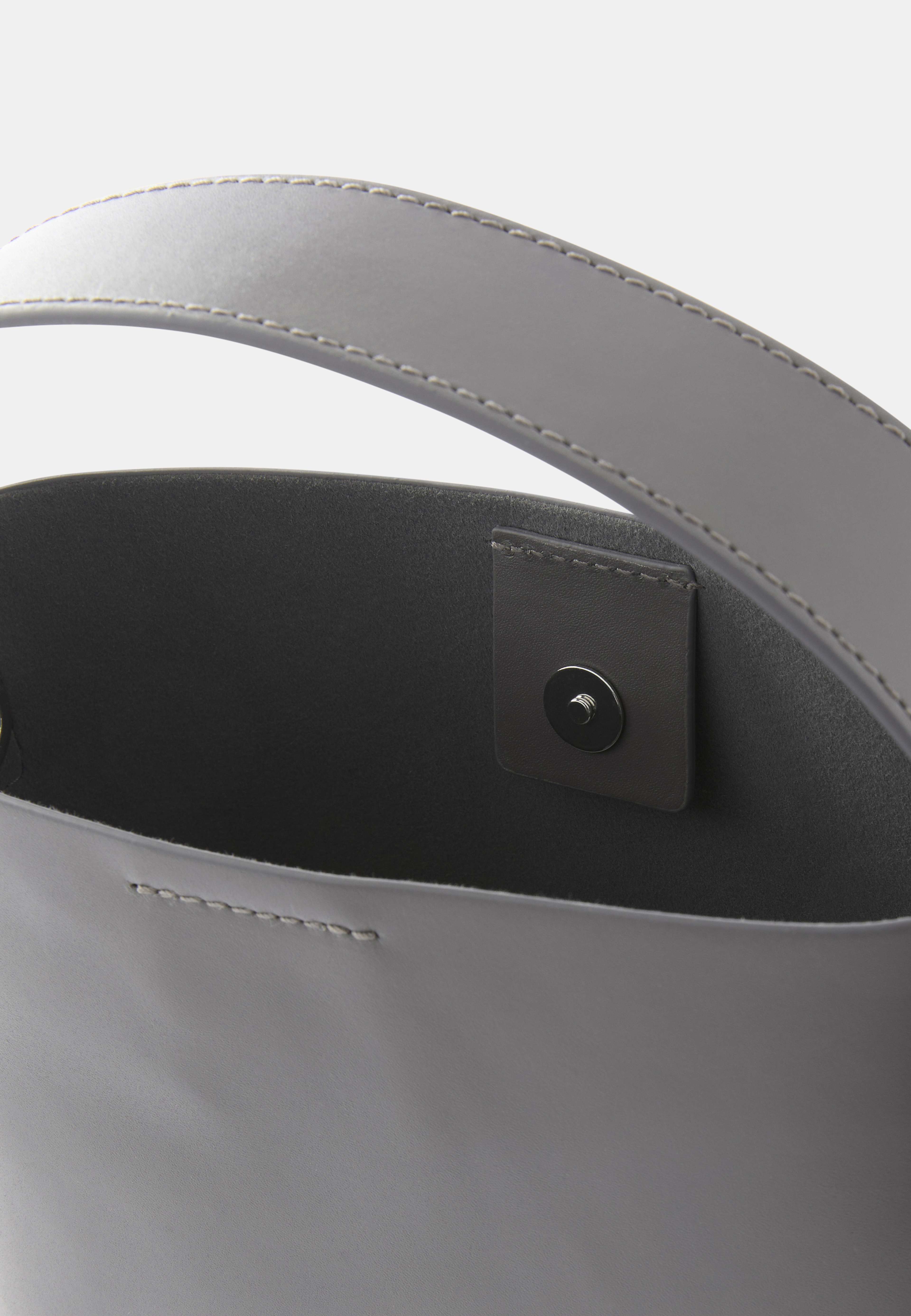 Crossbodyväska i läder IRIS