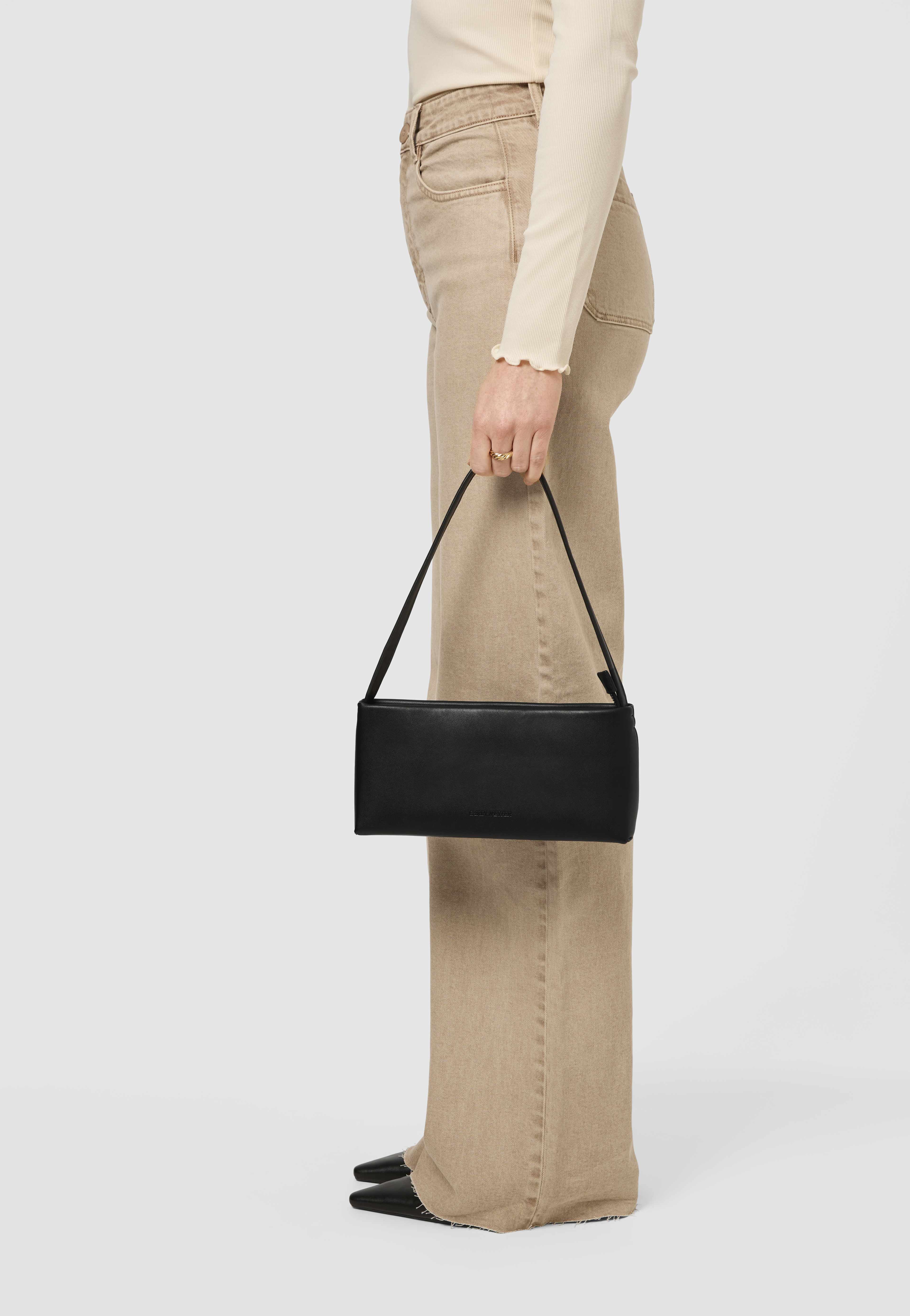 Axelväska YENNIE, från Carin Wester, i färgen Black. Klicka för att öppna bilden i stort format