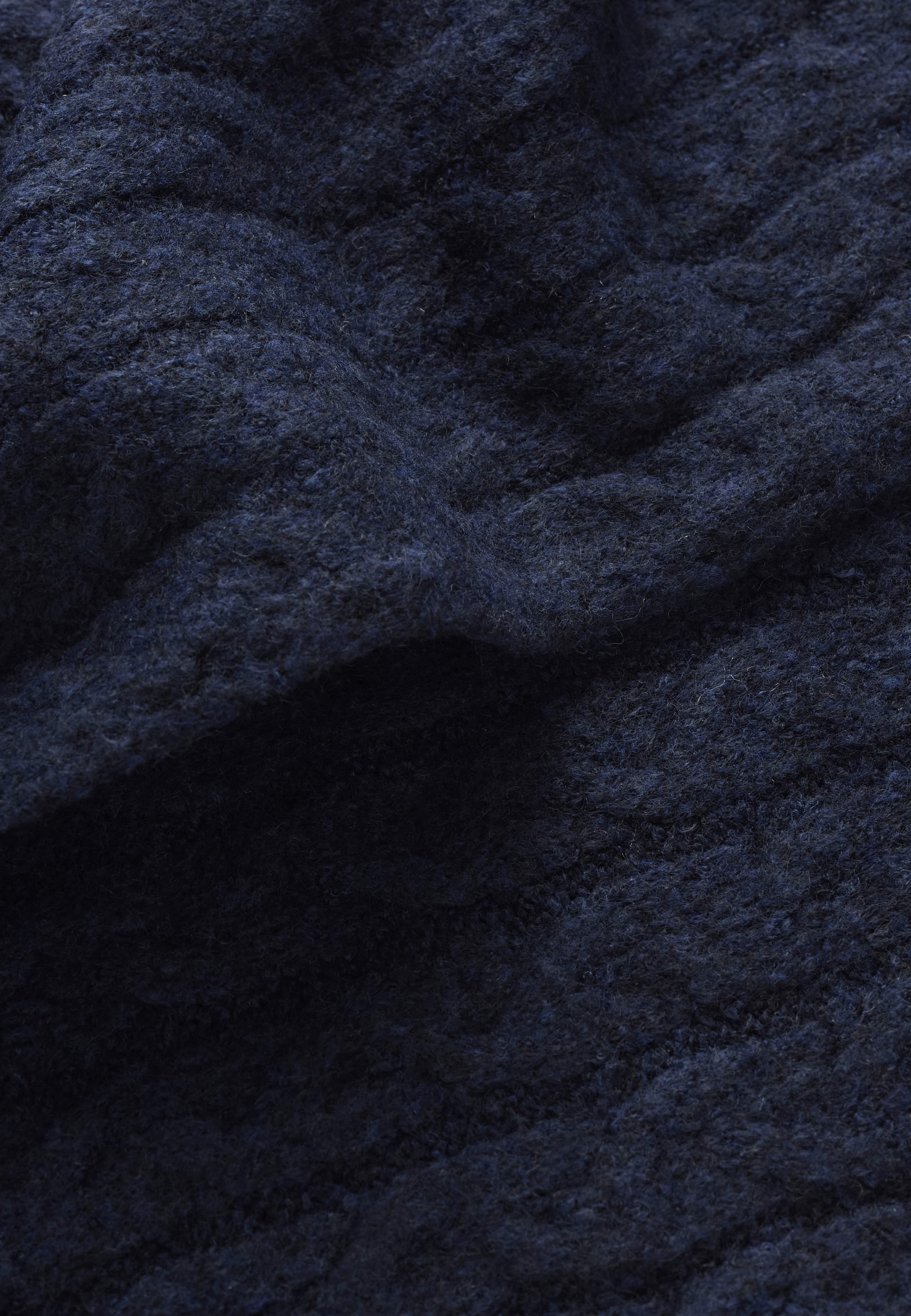 Kabelstickad halsduk KARIN, från Å WOMAN, i färgen Navy. Klicka för att öppna bilden i stort format