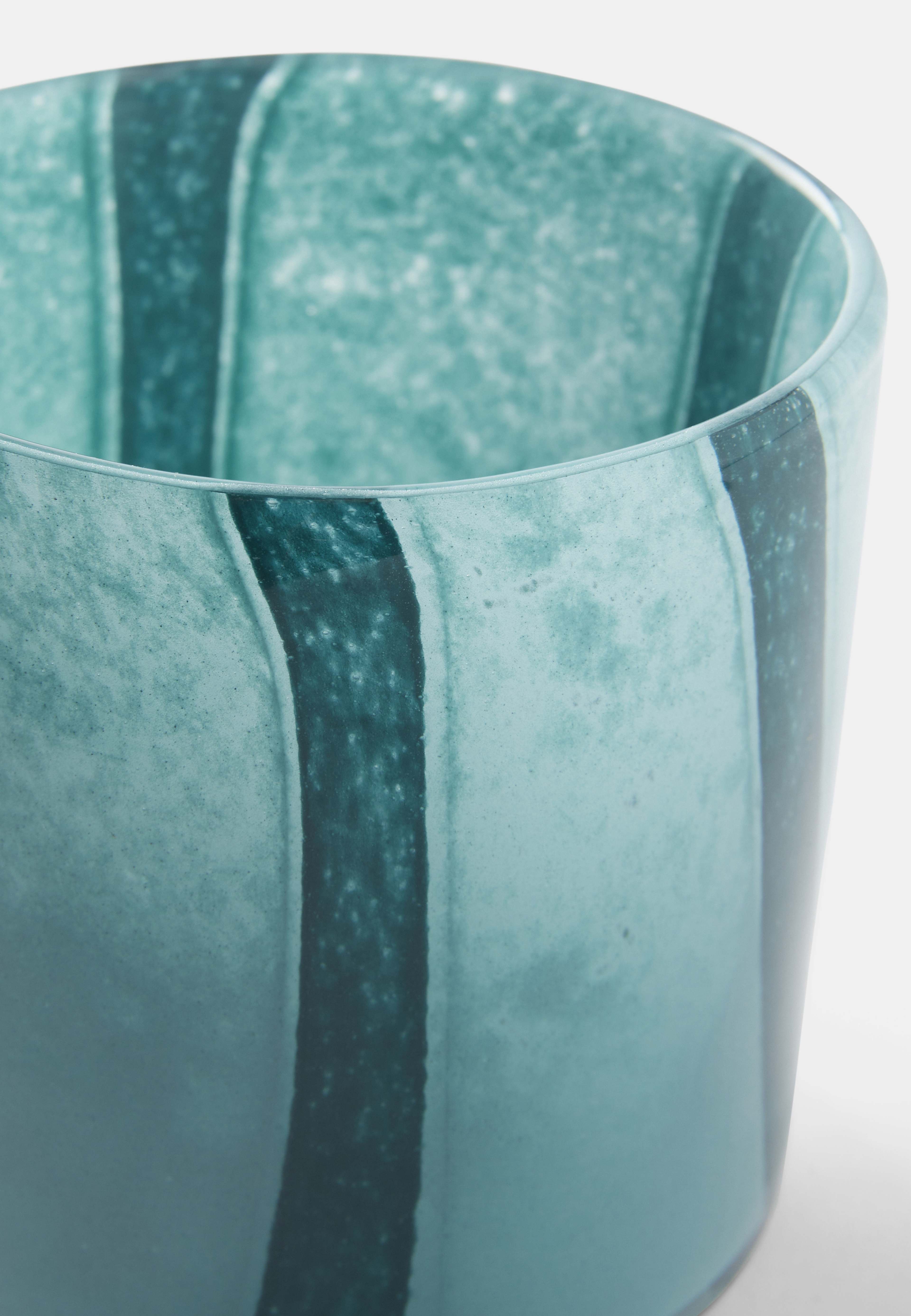 Ljuslykta LUMA STRIPE 10 cm, från Åhléns Home, i färgen Green/Green. Klicka för att öppna bilden i stort format