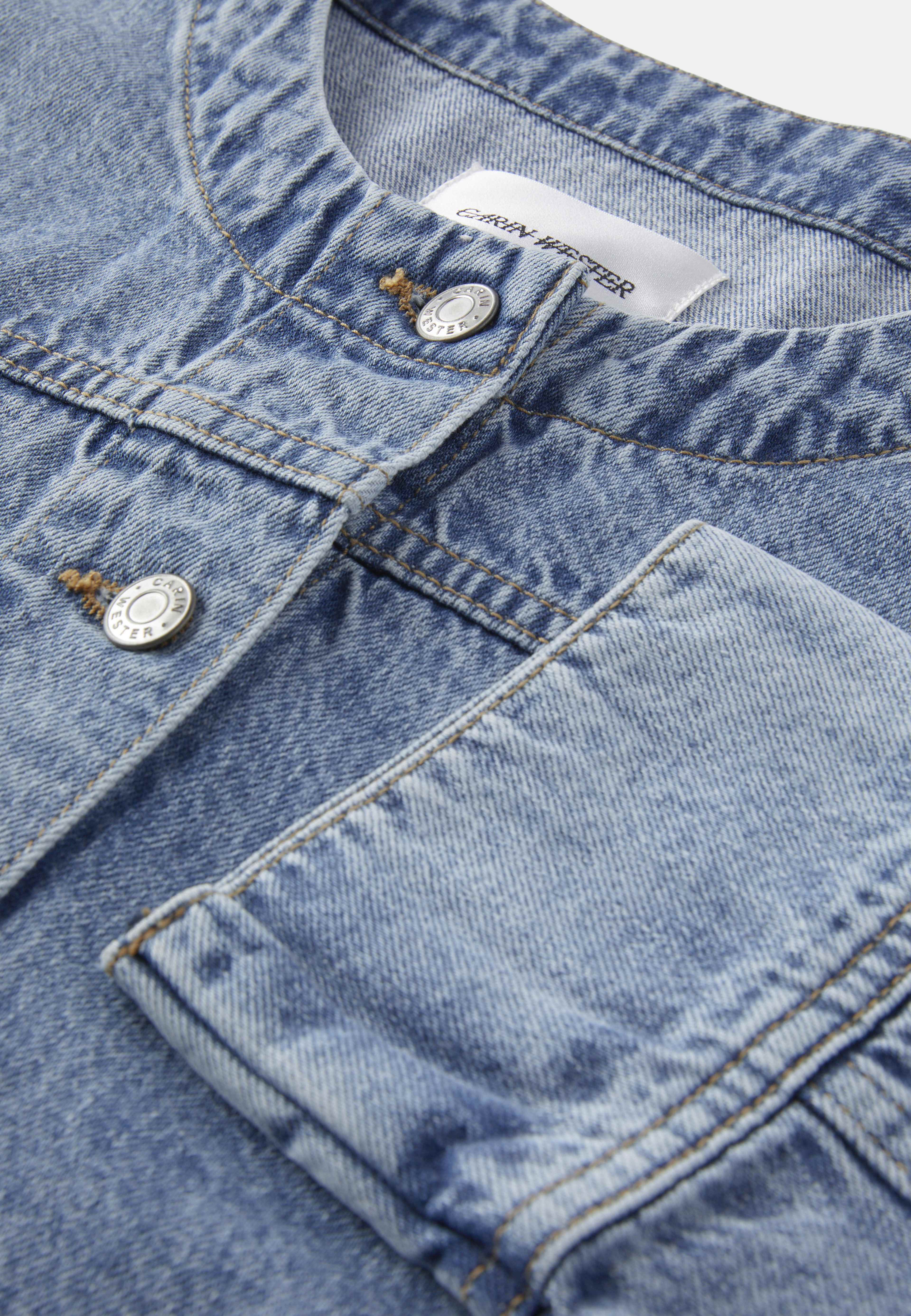 Jeansjacka SAM, från Carin Wester, i färgen Mid Blue Wash. Klicka för att öppna bilden i stort format