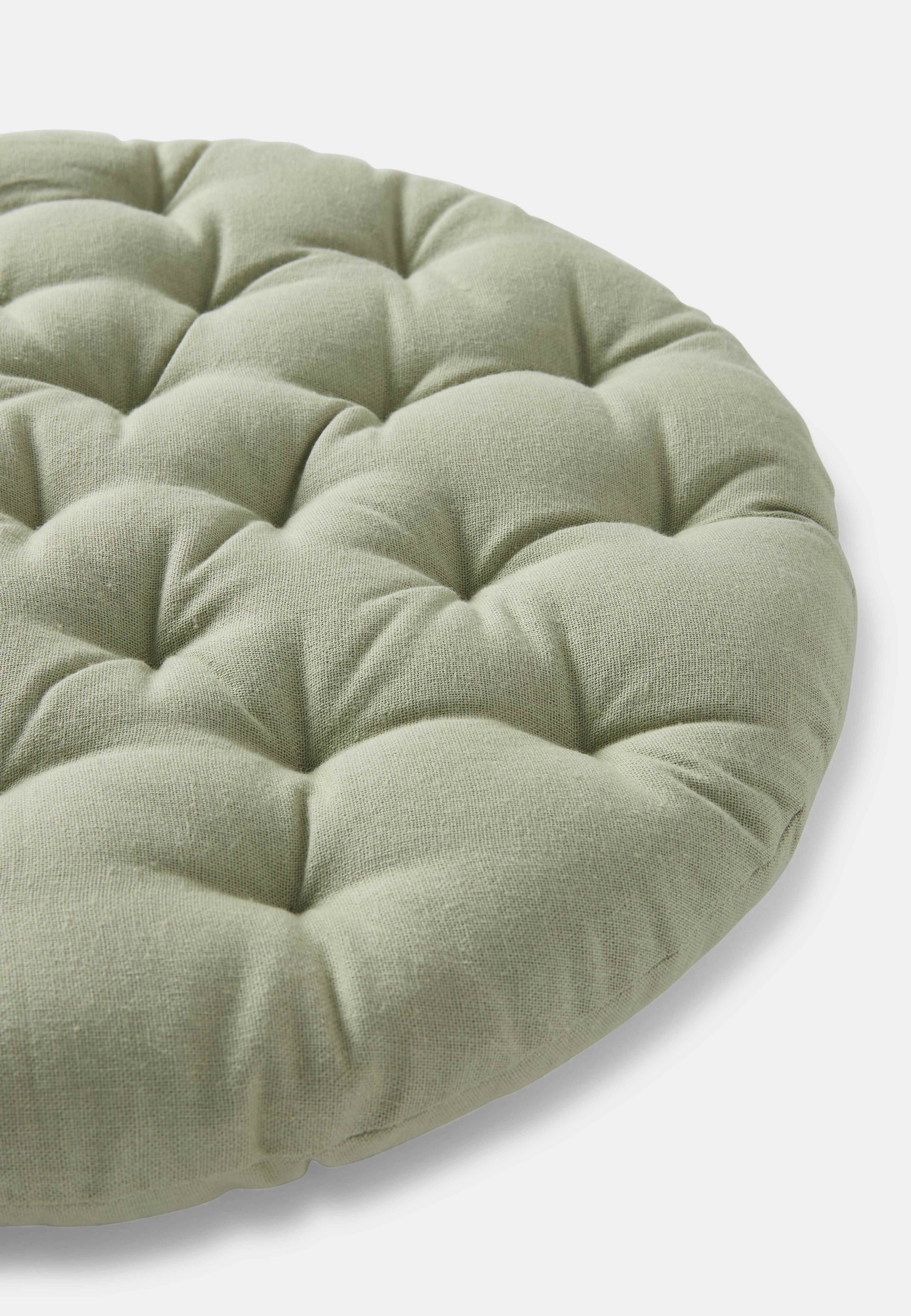 Rund sittdyna PINCHED 40 cm, från Åhléns Home, i färgen Green. Klicka för att öppna bilden i stort format