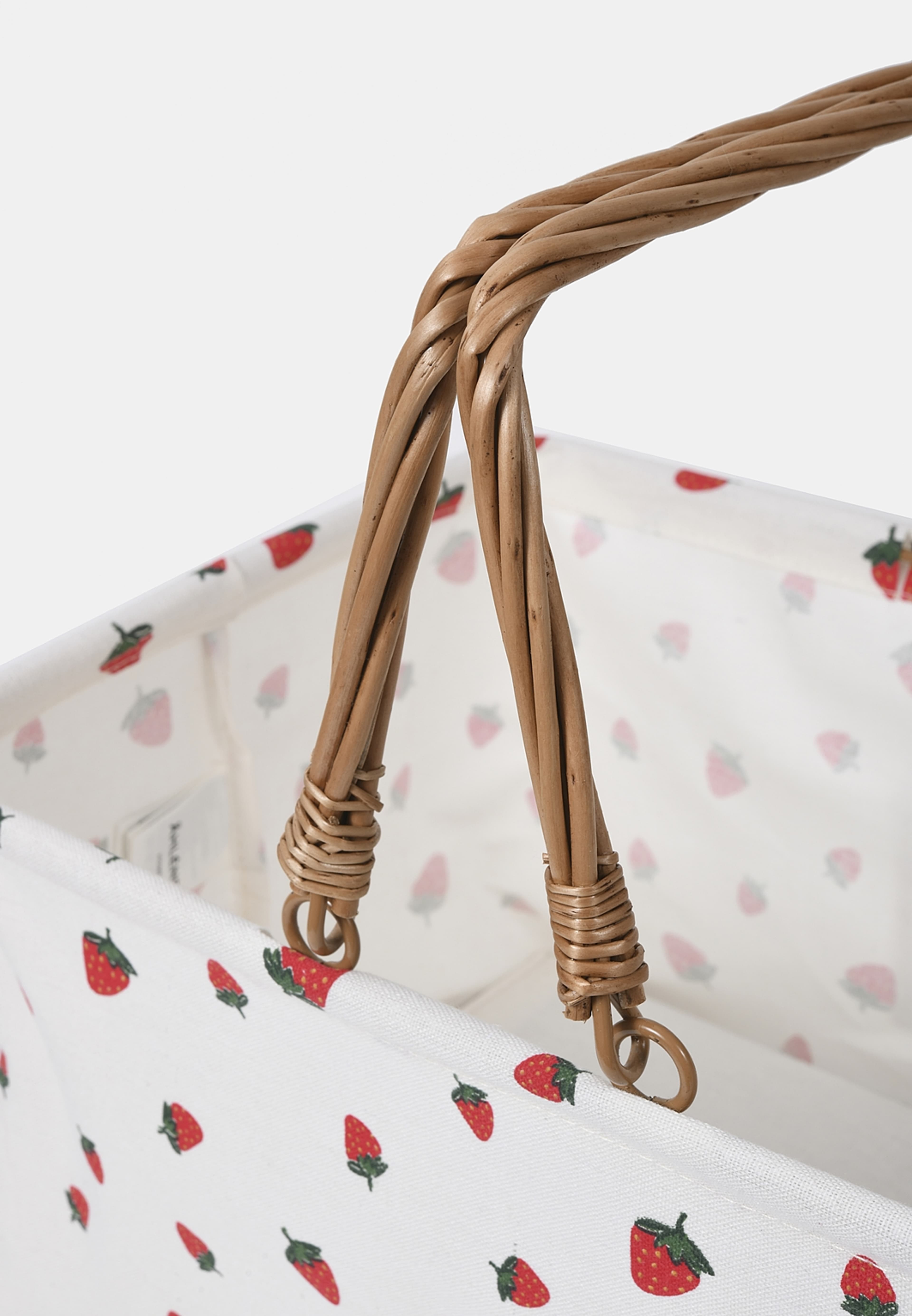 Hopvikbar picknickkorg STRAWBERRY, från Åhléns Home, i färgen Off White. Klicka för att öppna bilden i stort format