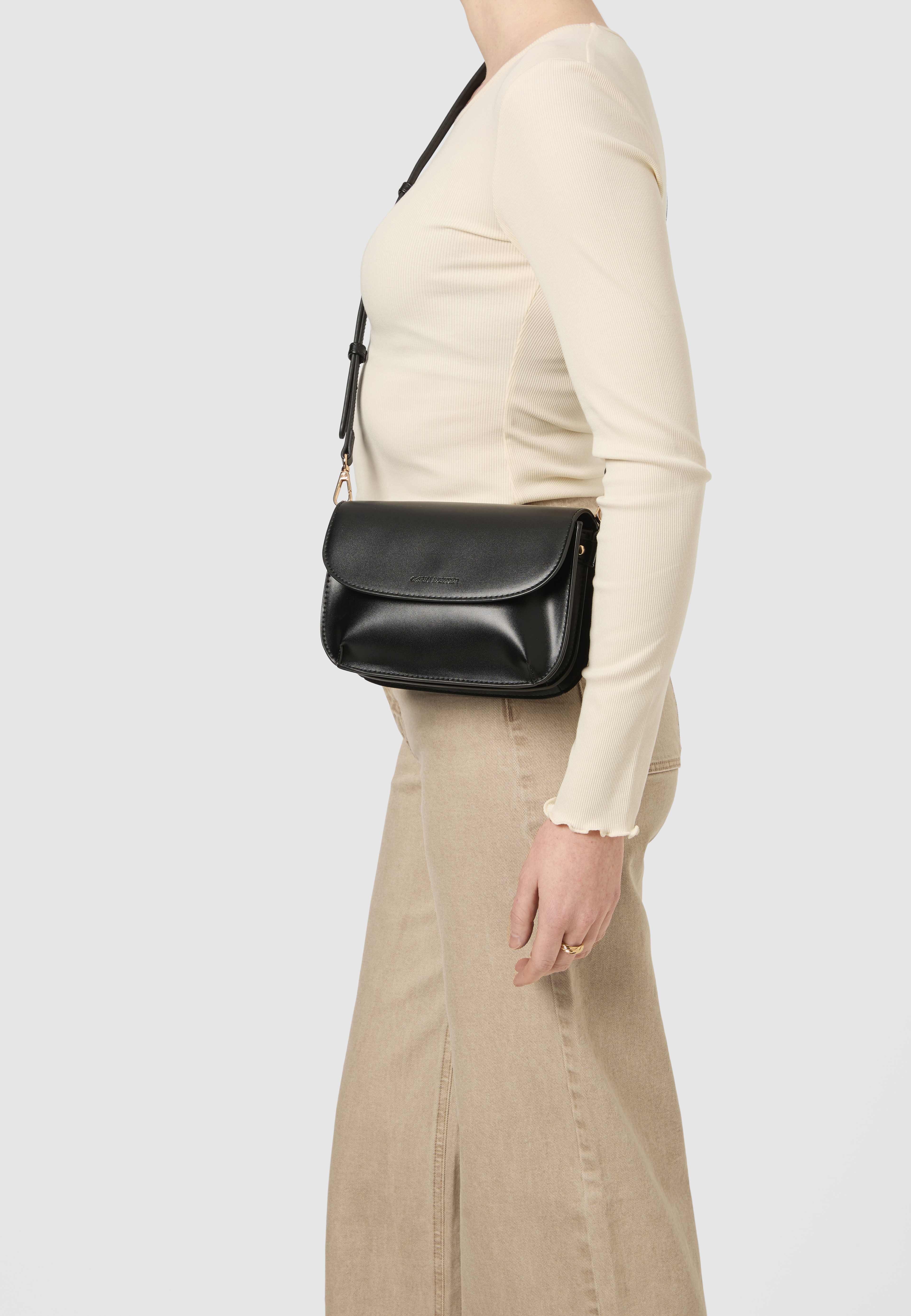 Crossbodyväska CAT, från Carin Wester, i färgen Black. Klicka för att öppna bilden i stort format
