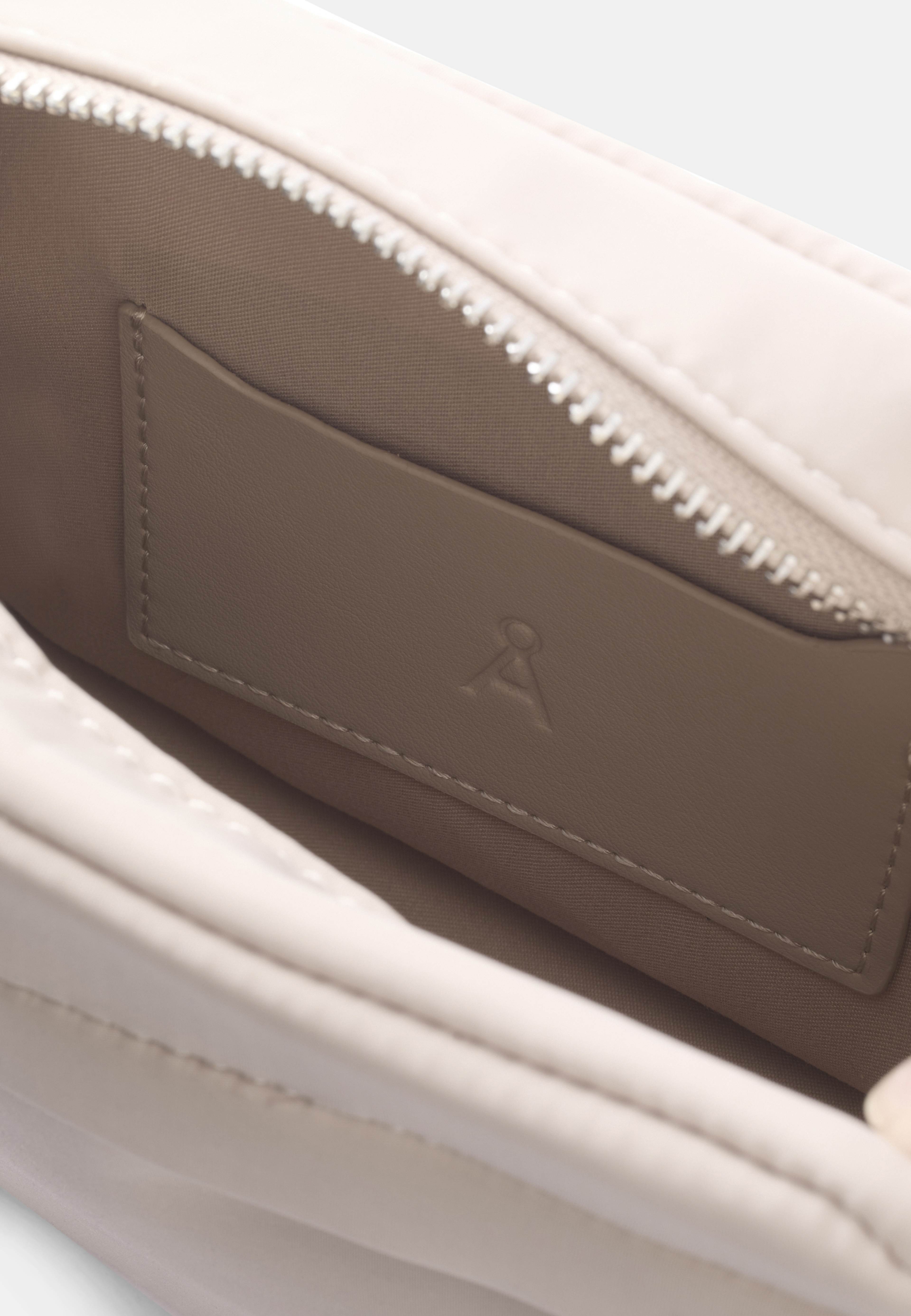 Camera bag ALYSSA, från Å WOMAN, i färgen Lt Beige. Klicka för att öppna bilden i stort format