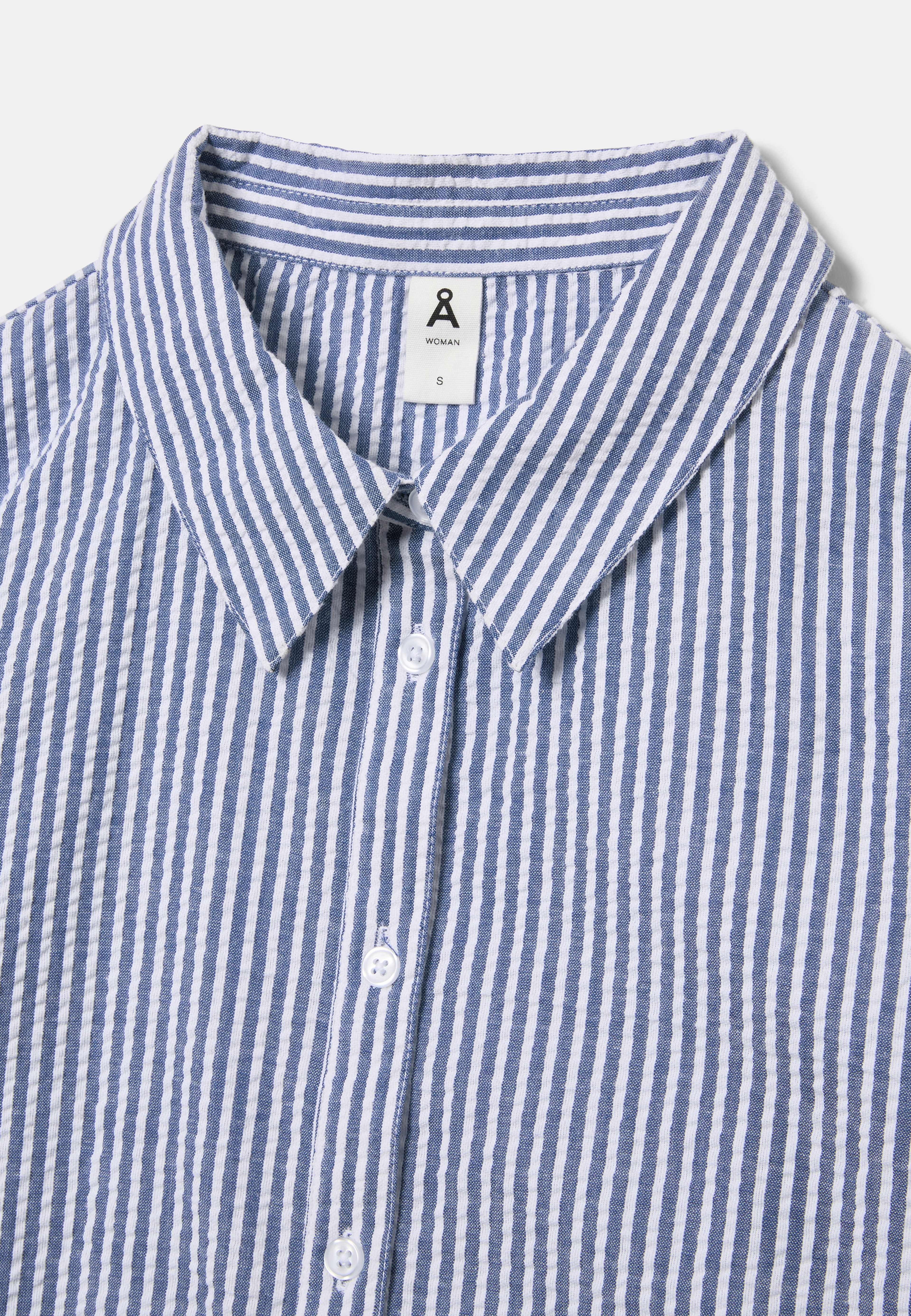 Skjortklänning i bäckebölja OLIVIA, från Å WOMAN, i färgen Blue Stripe. Klicka för att öppna bilden i stort format