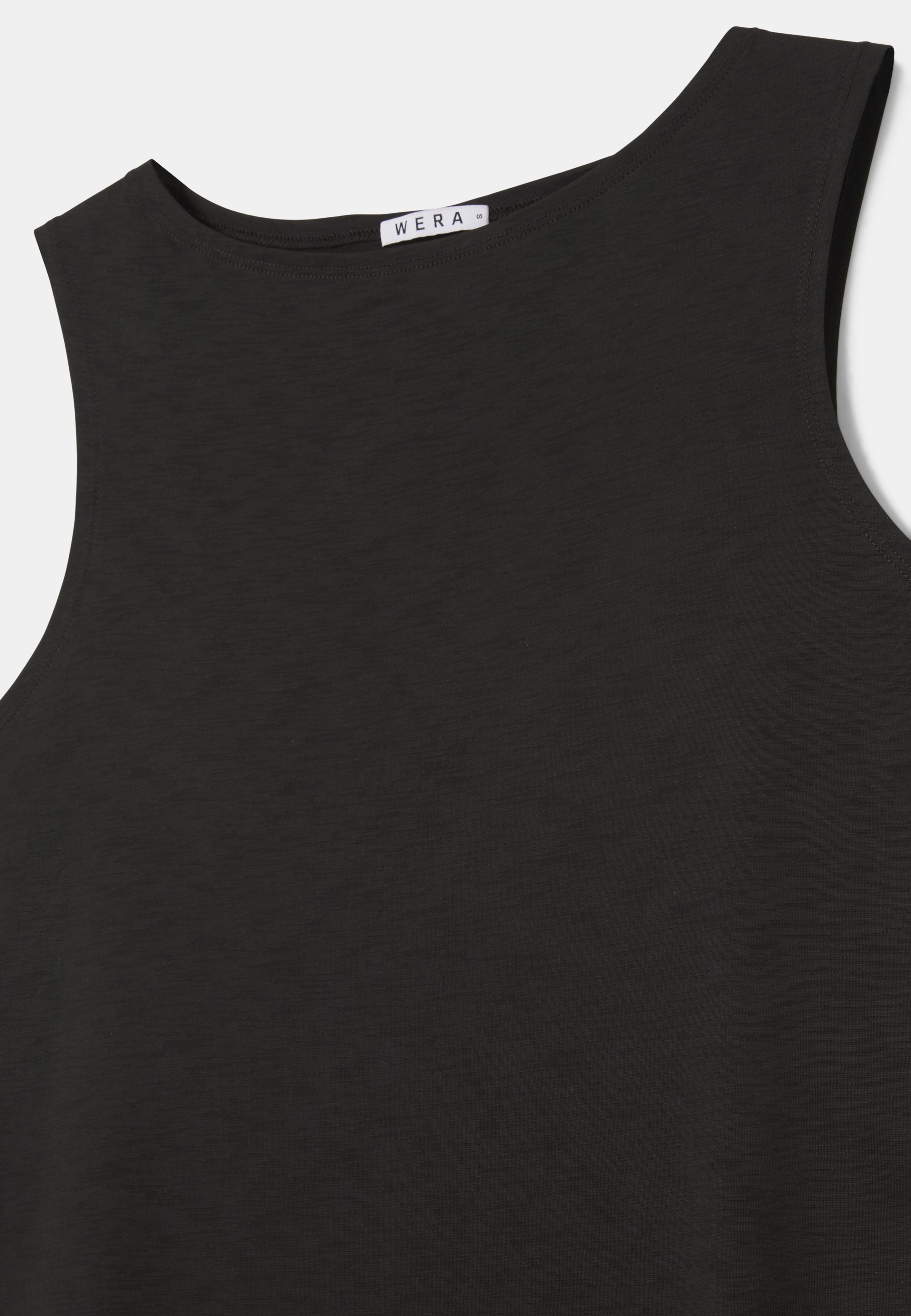 Ärmlös klänning JUNE, från Wera, i färgen Black. Klicka för att öppna bilden i stort format