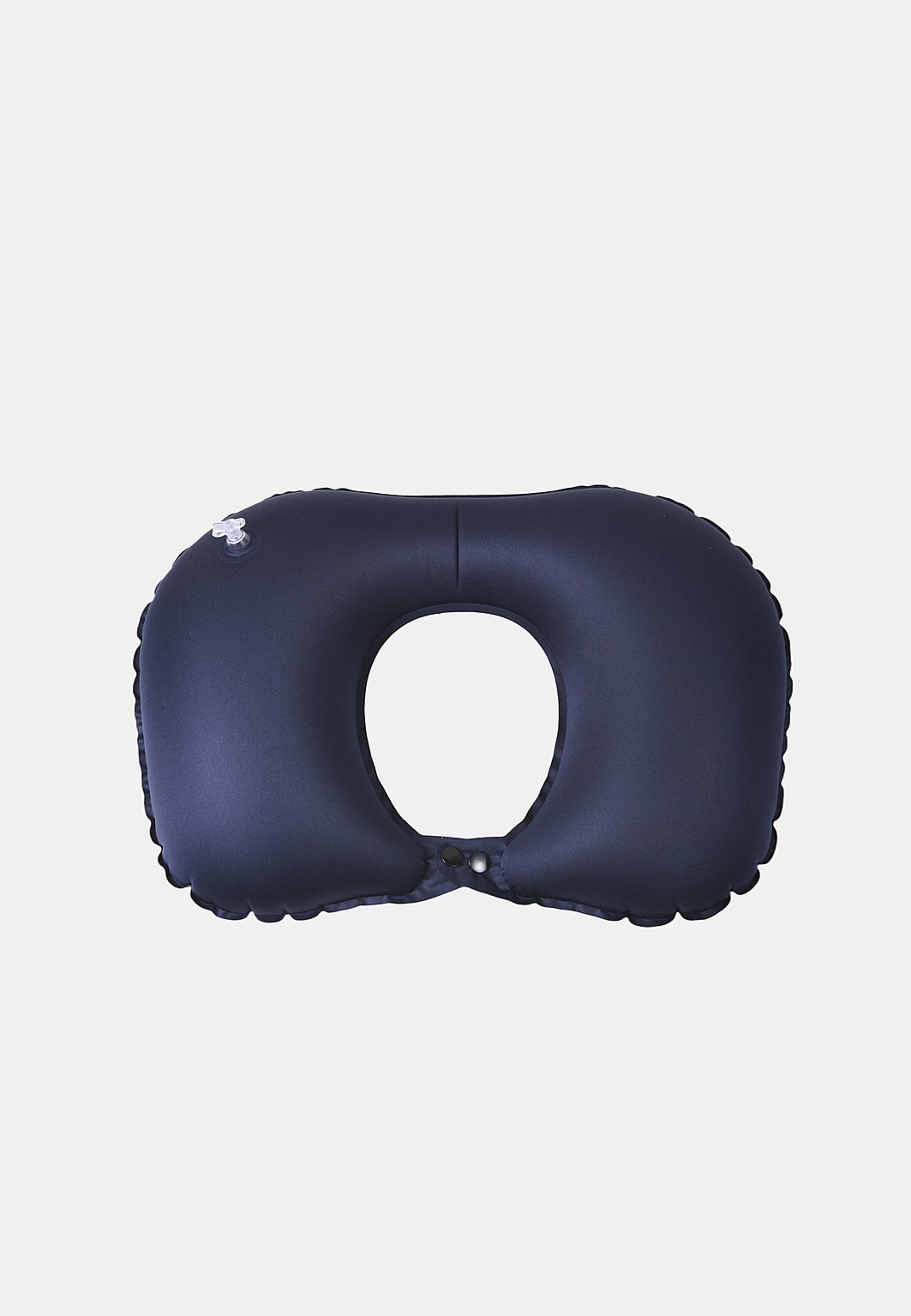 Uppblåsbar nackkudde med inbyggd pump, från Monteroc, i färgen Dark Blue. Klicka för att öppna bilden i stort format