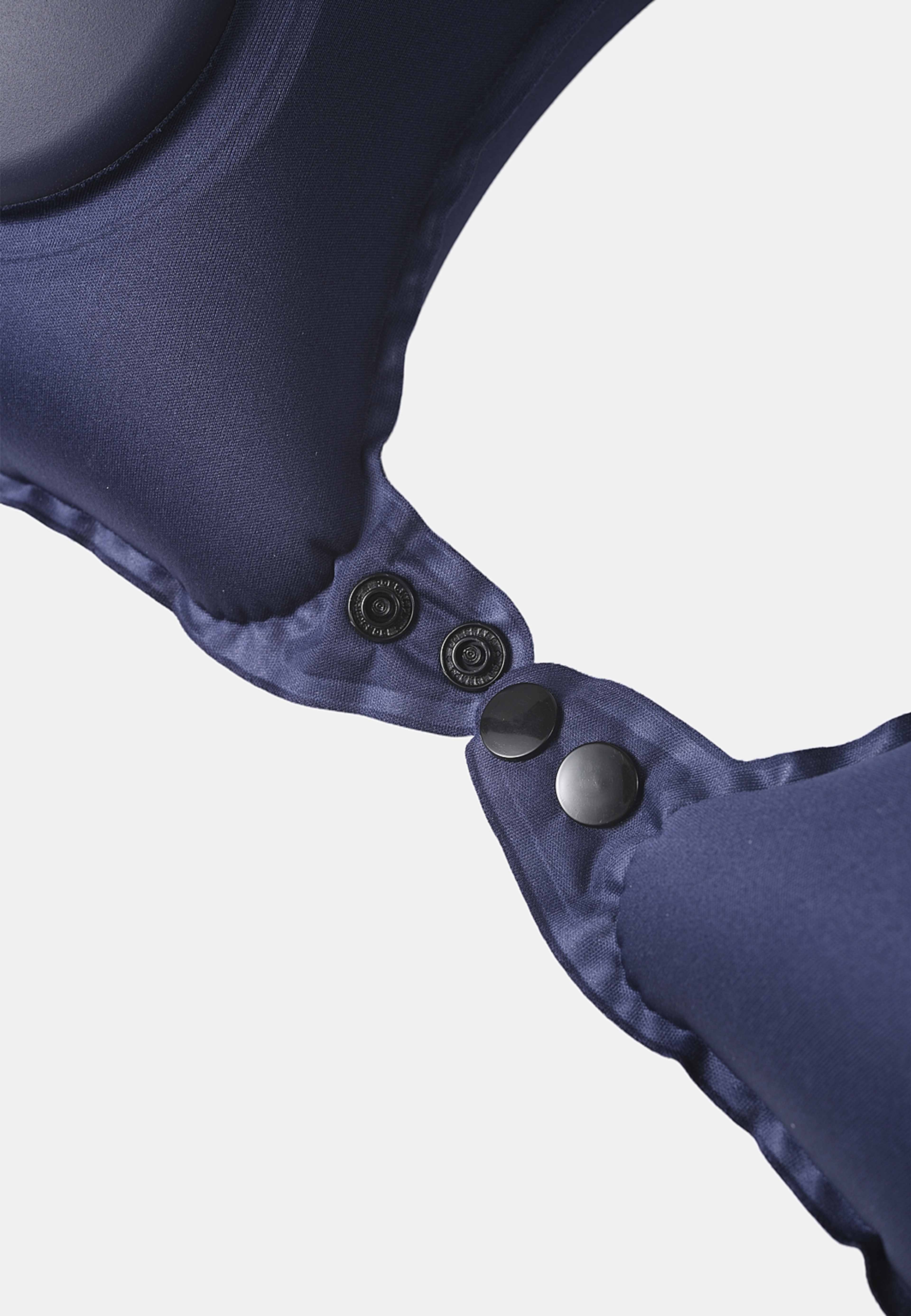 Uppblåsbar nackkudde med inbyggd pump, från Monteroc, i färgen Dark Blue. Klicka för att öppna bilden i stort format