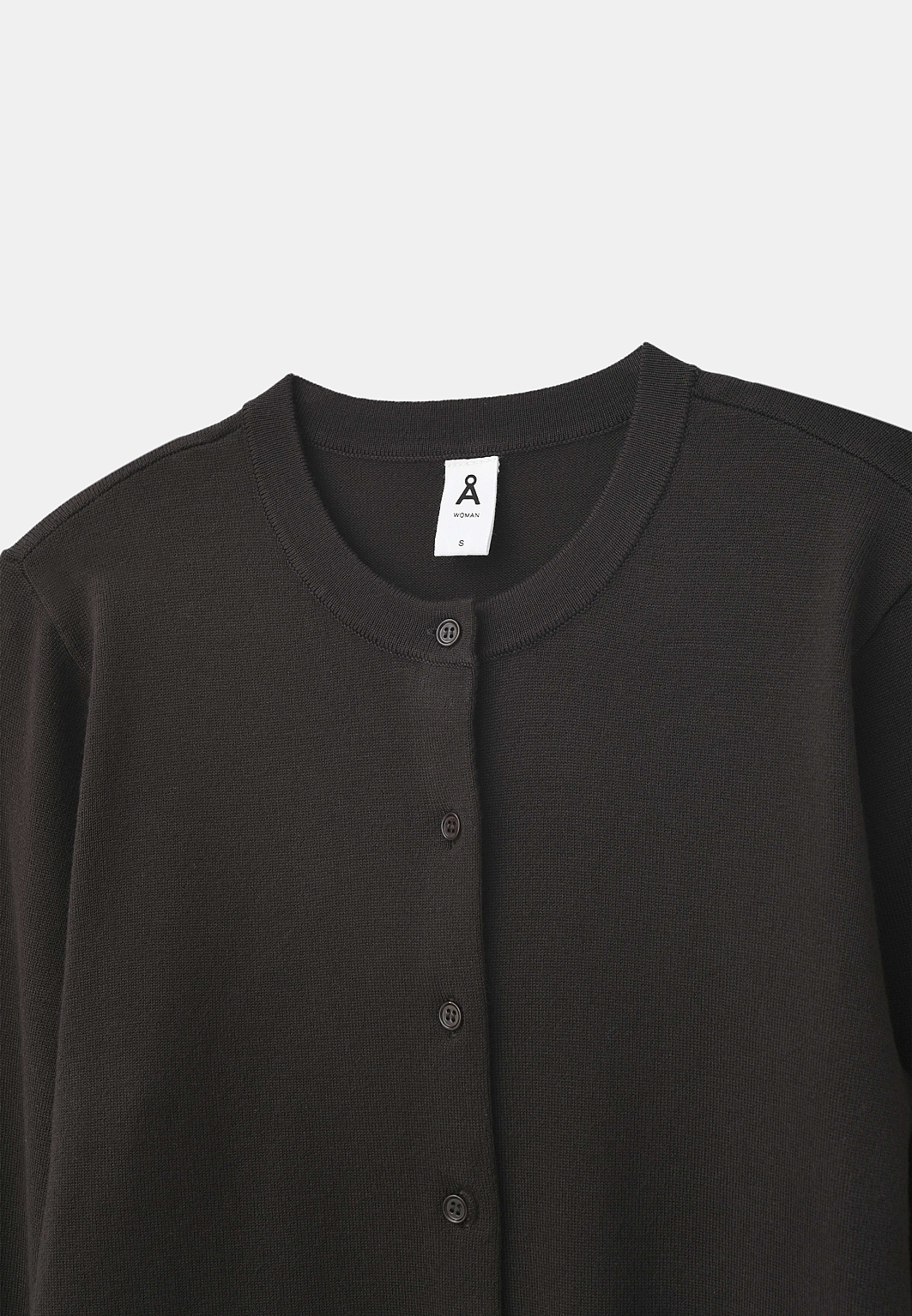 Cardigan INGRID, från Å WOMAN, i färgen Brown 2. Klicka för att öppna bilden i stort format